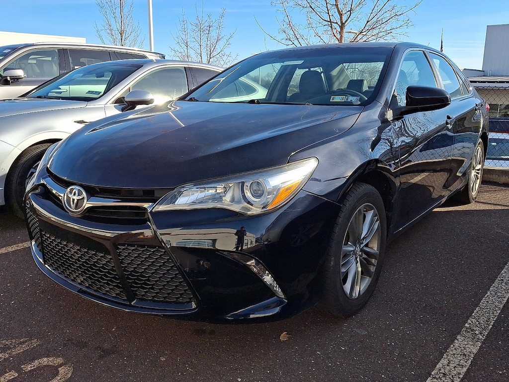 Used 2016 Toyota Camry SE Sedan