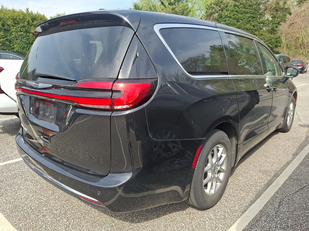Used 2023 Chrysler Pacifica Touring L Van Passenger Van
