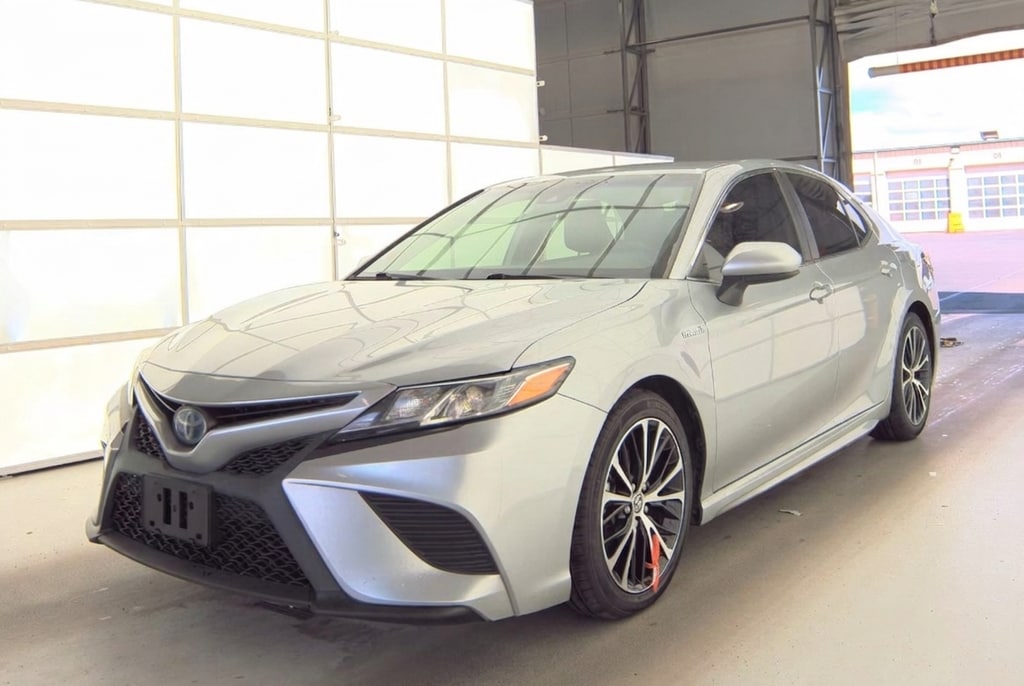 Used 2020 Toyota Camry Hybrid SE Sedan