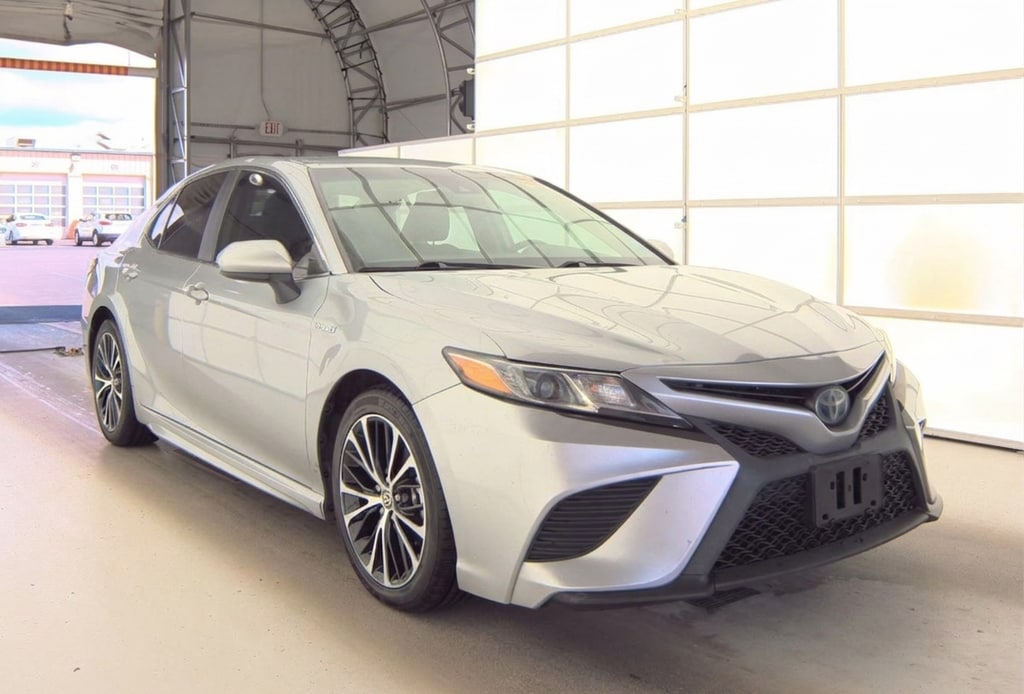 Used 2020 Toyota Camry Hybrid SE Sedan