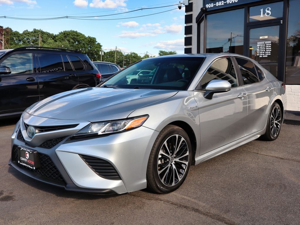 Used 2020 Toyota Camry Hybrid SE Sedan