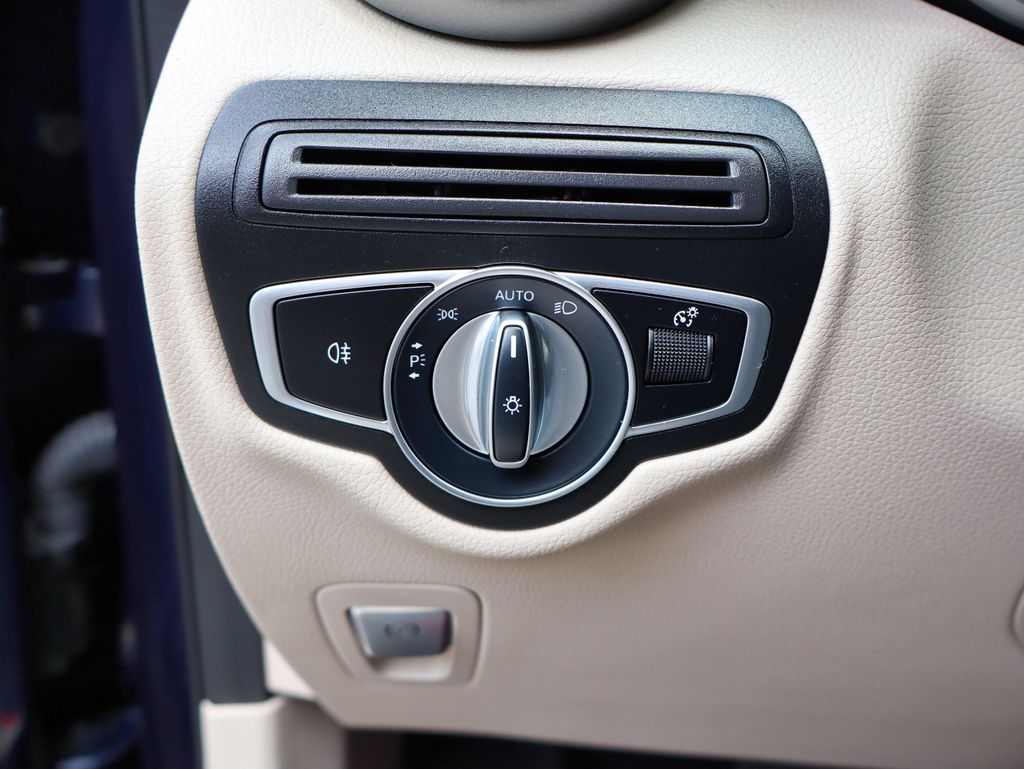 2022 Mercedes-Benz GLC GLC300 - Photo 41