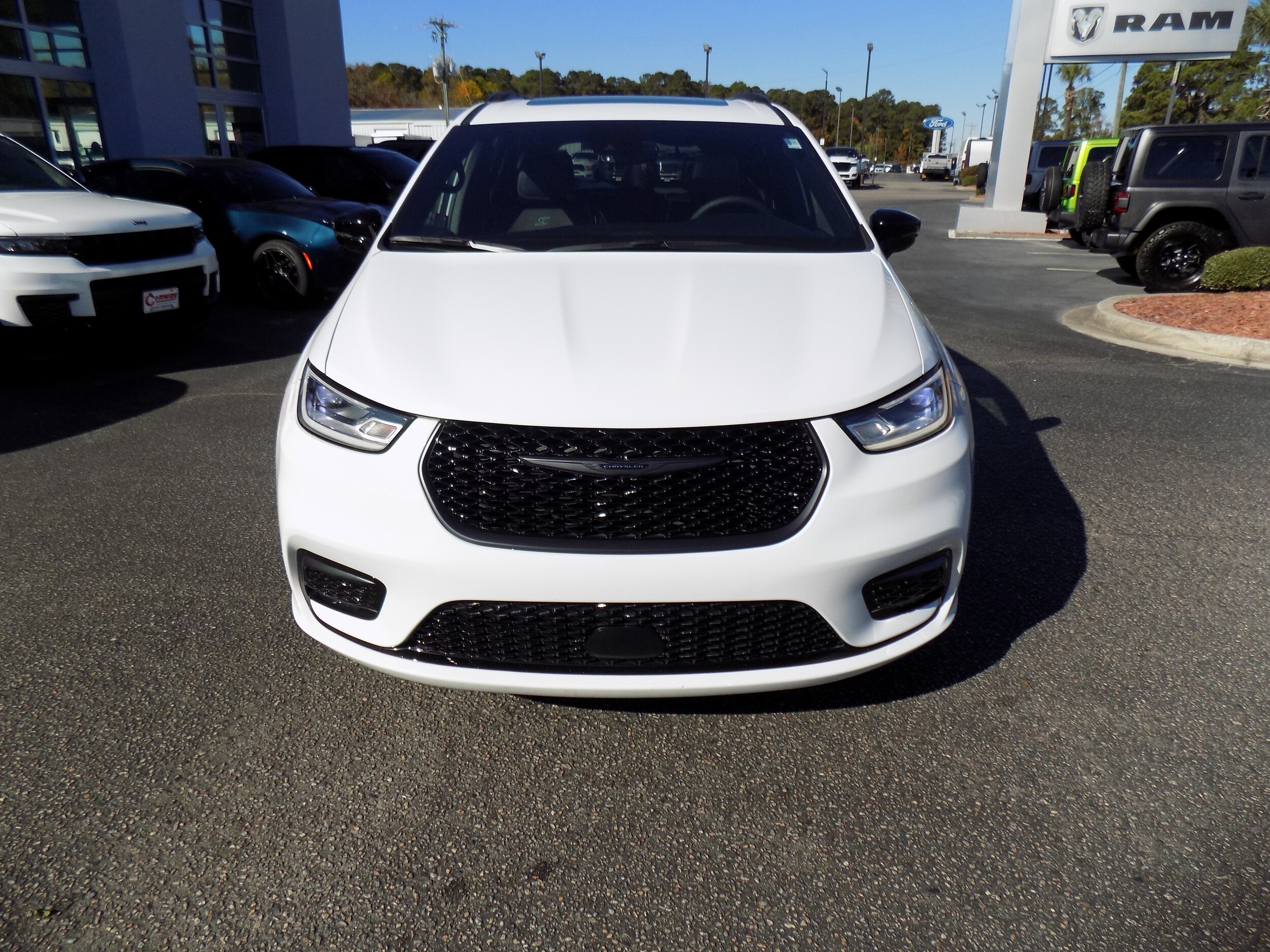 2025 Chrysler Pacifica Limited photo 2