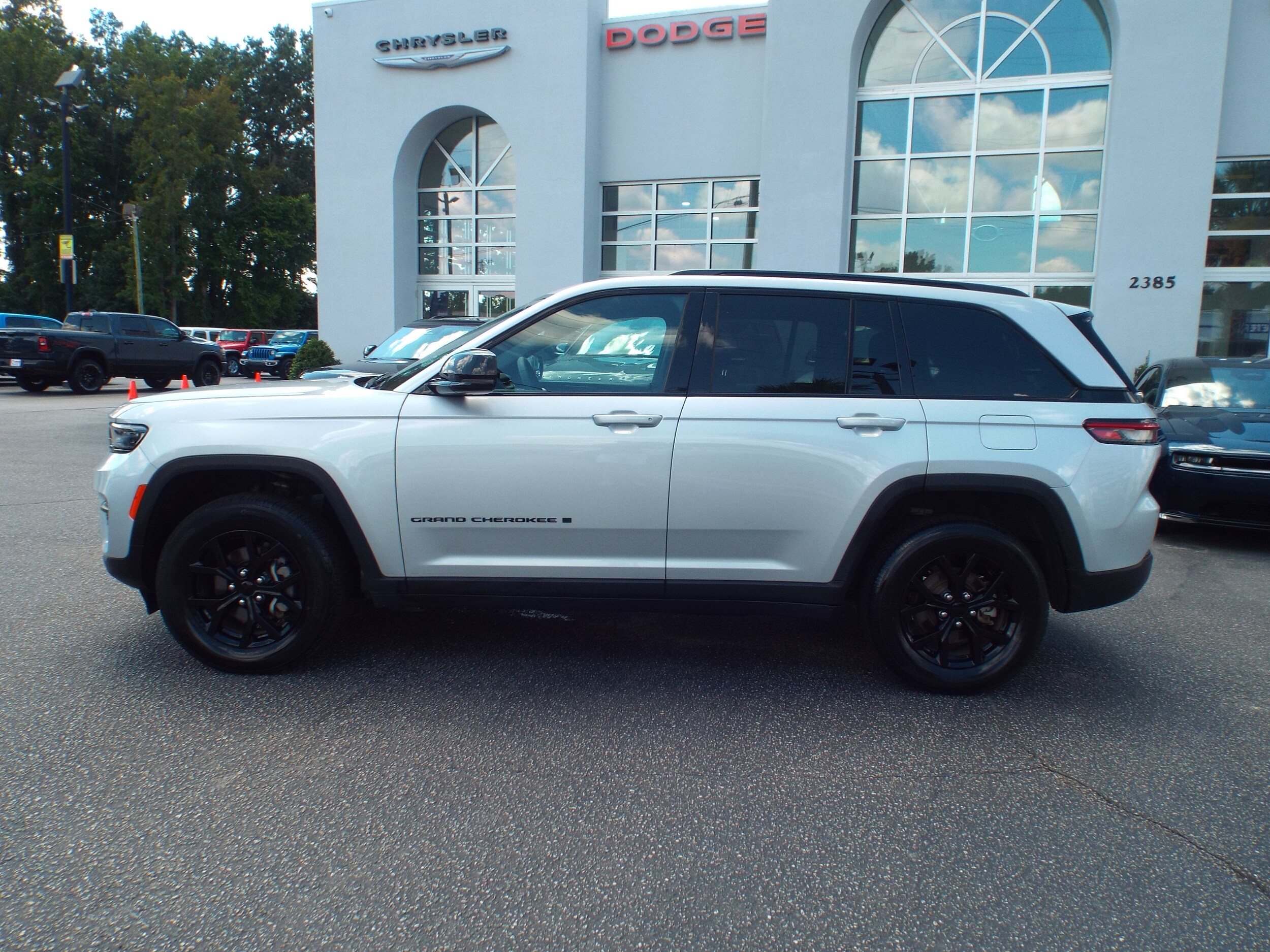 2024 Jeep Grand Cherokee Laredo photo 3