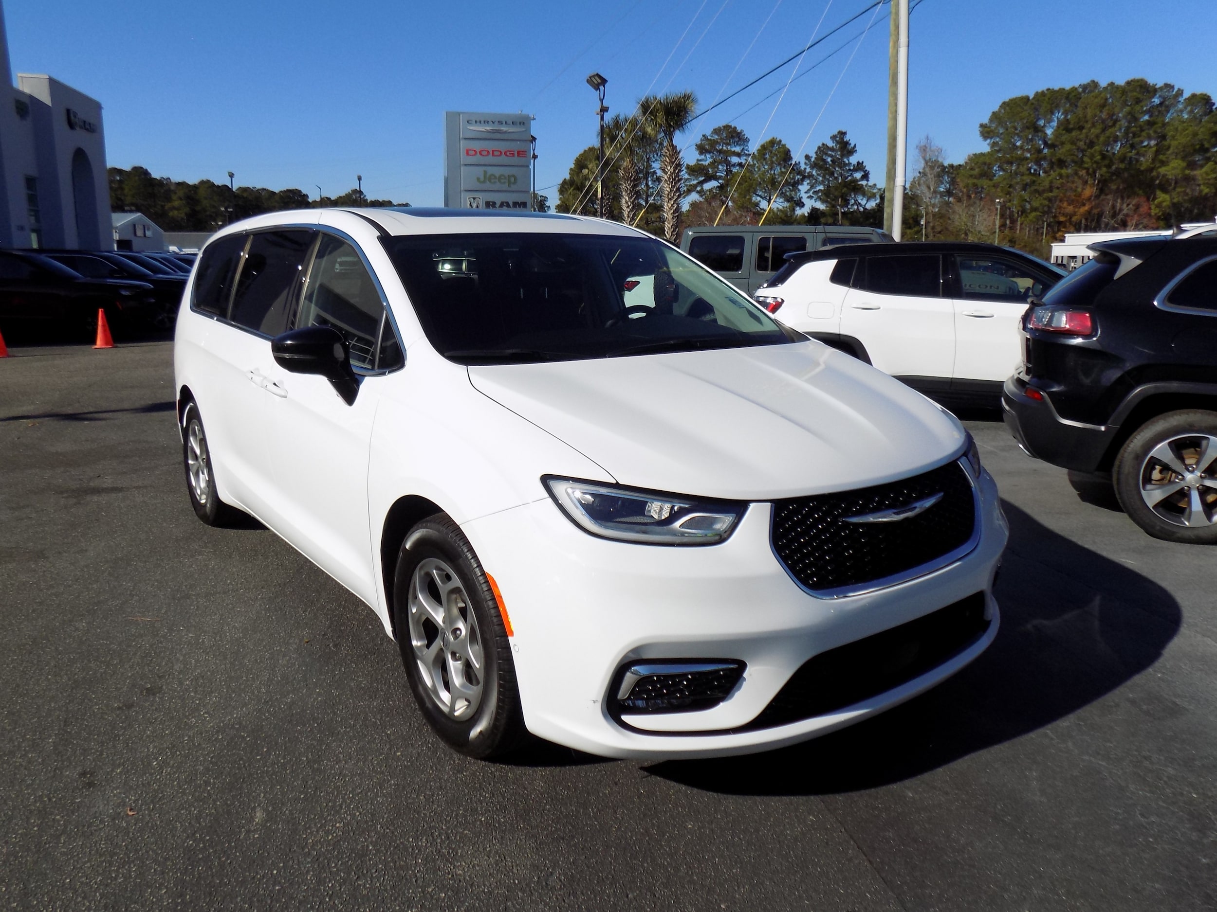 2024 Chrysler Pacifica Limited's photo