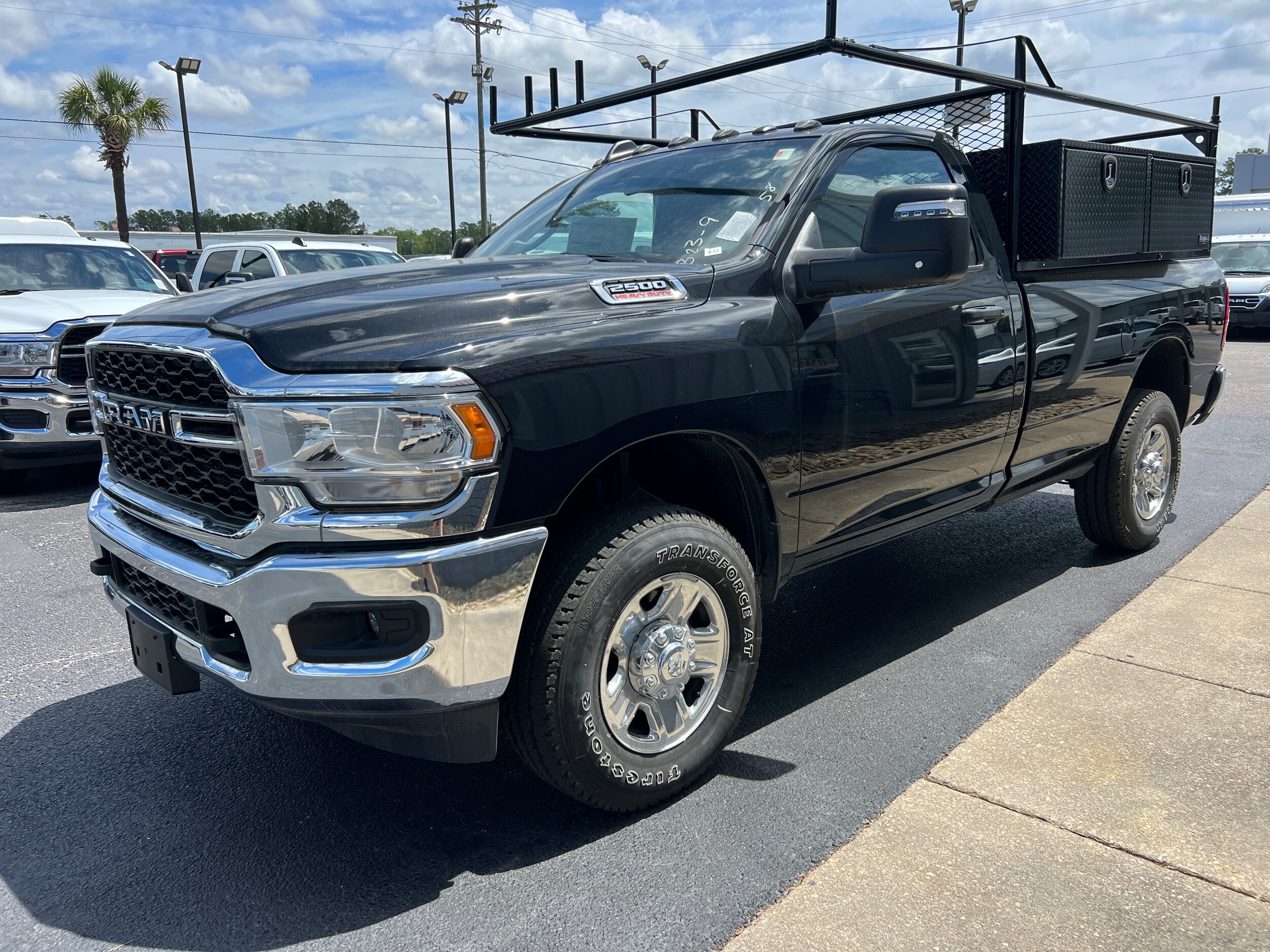 2023 Ram 2500 Tradesman photo 3