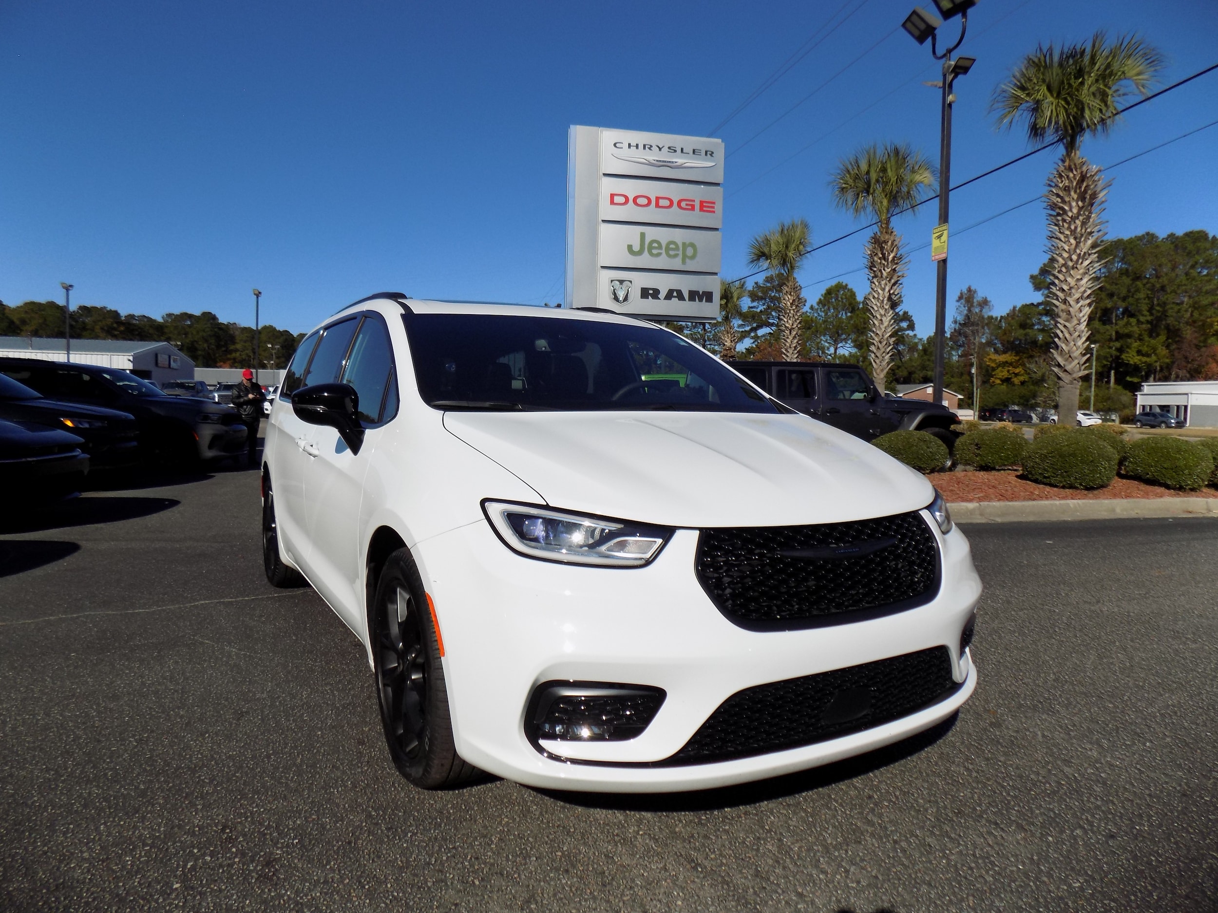 2025 Chrysler Pacifica Limited's photo