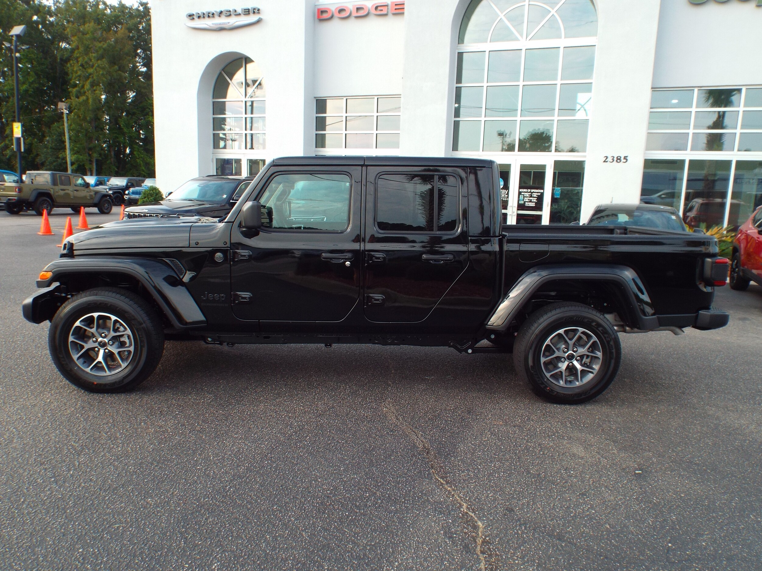 2025 Jeep Gladiator Sport S photo 3