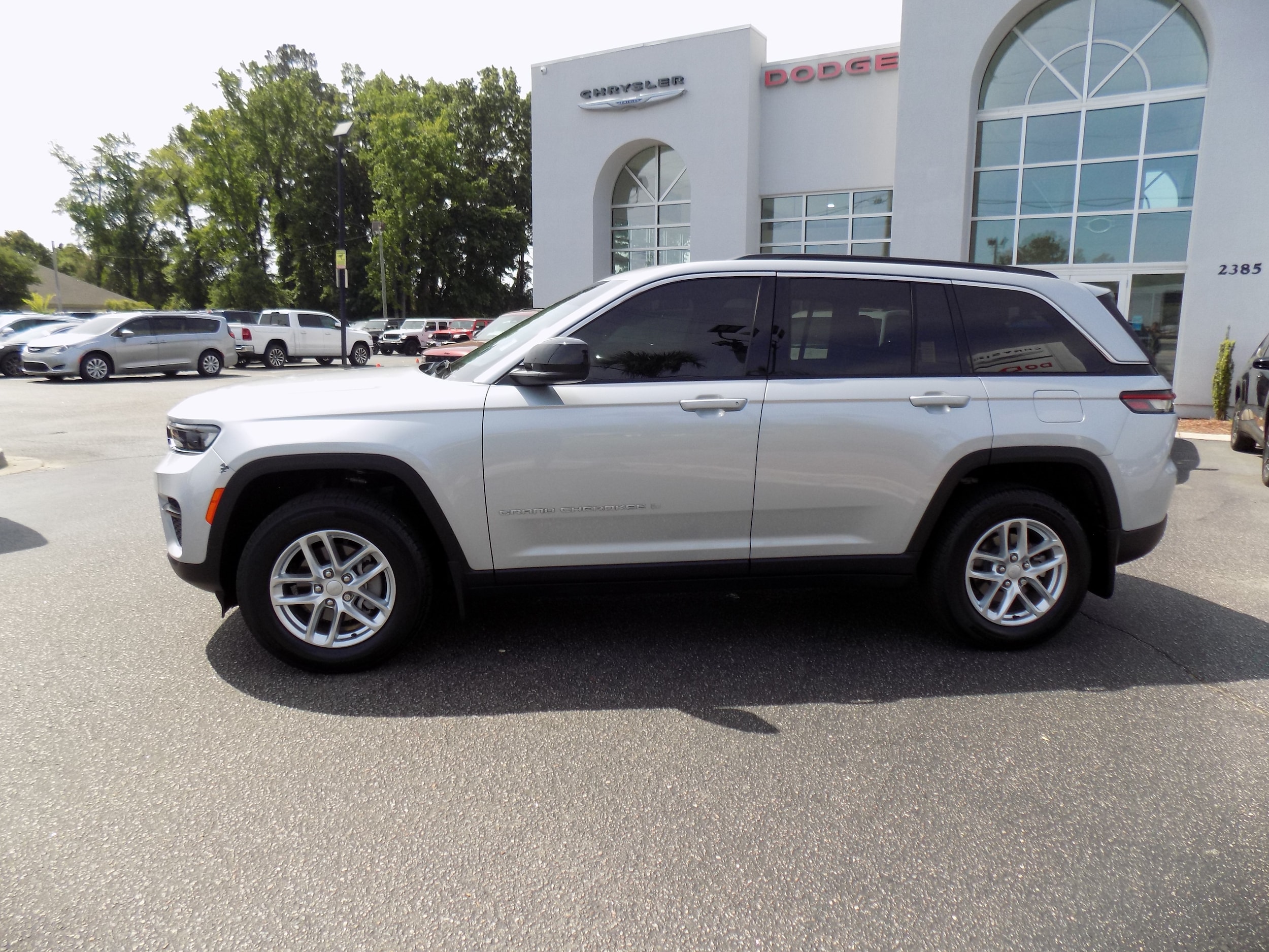 View vehicle photo 4