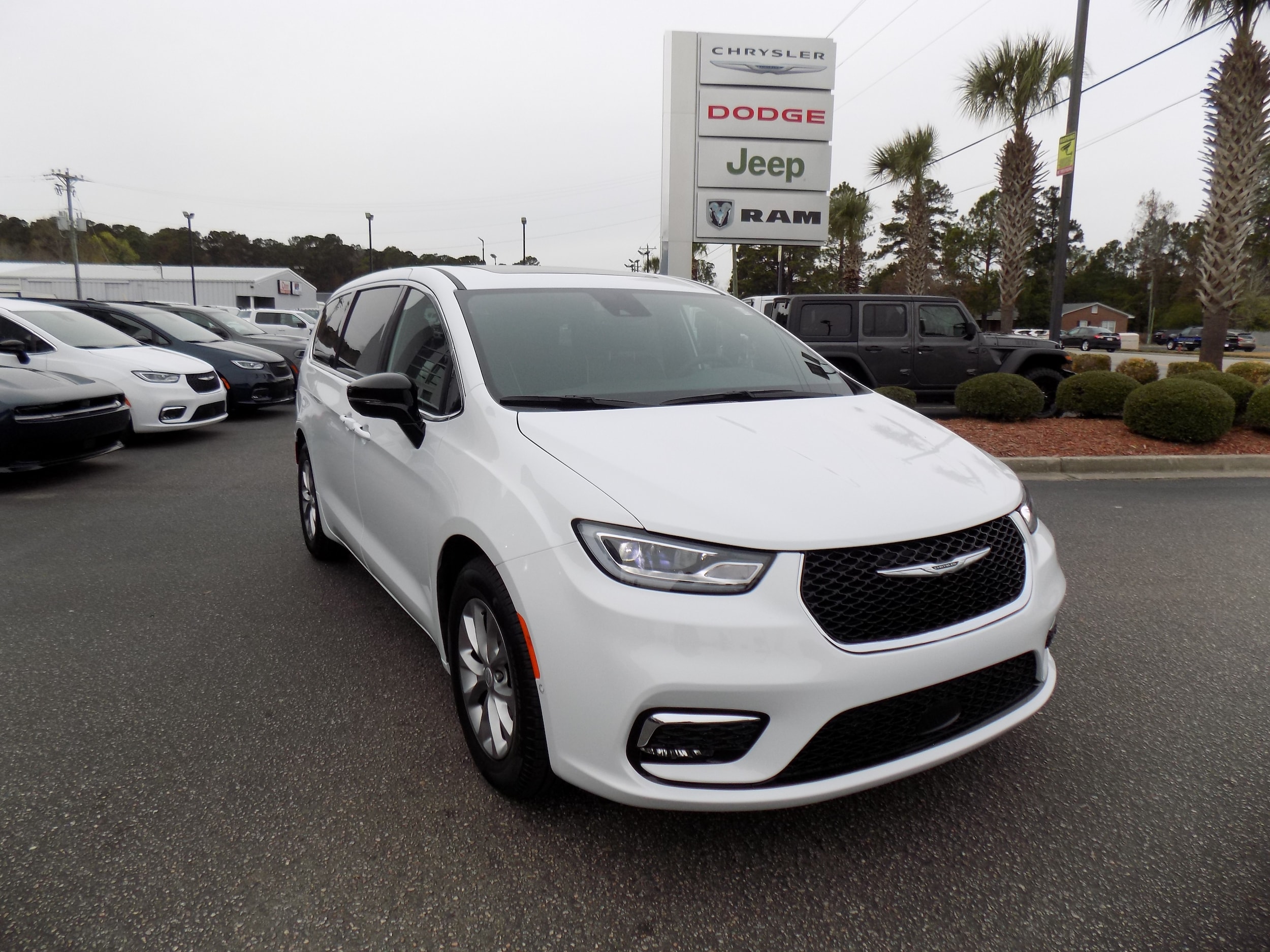 2026 Chrysler Pacifica Limited's photo