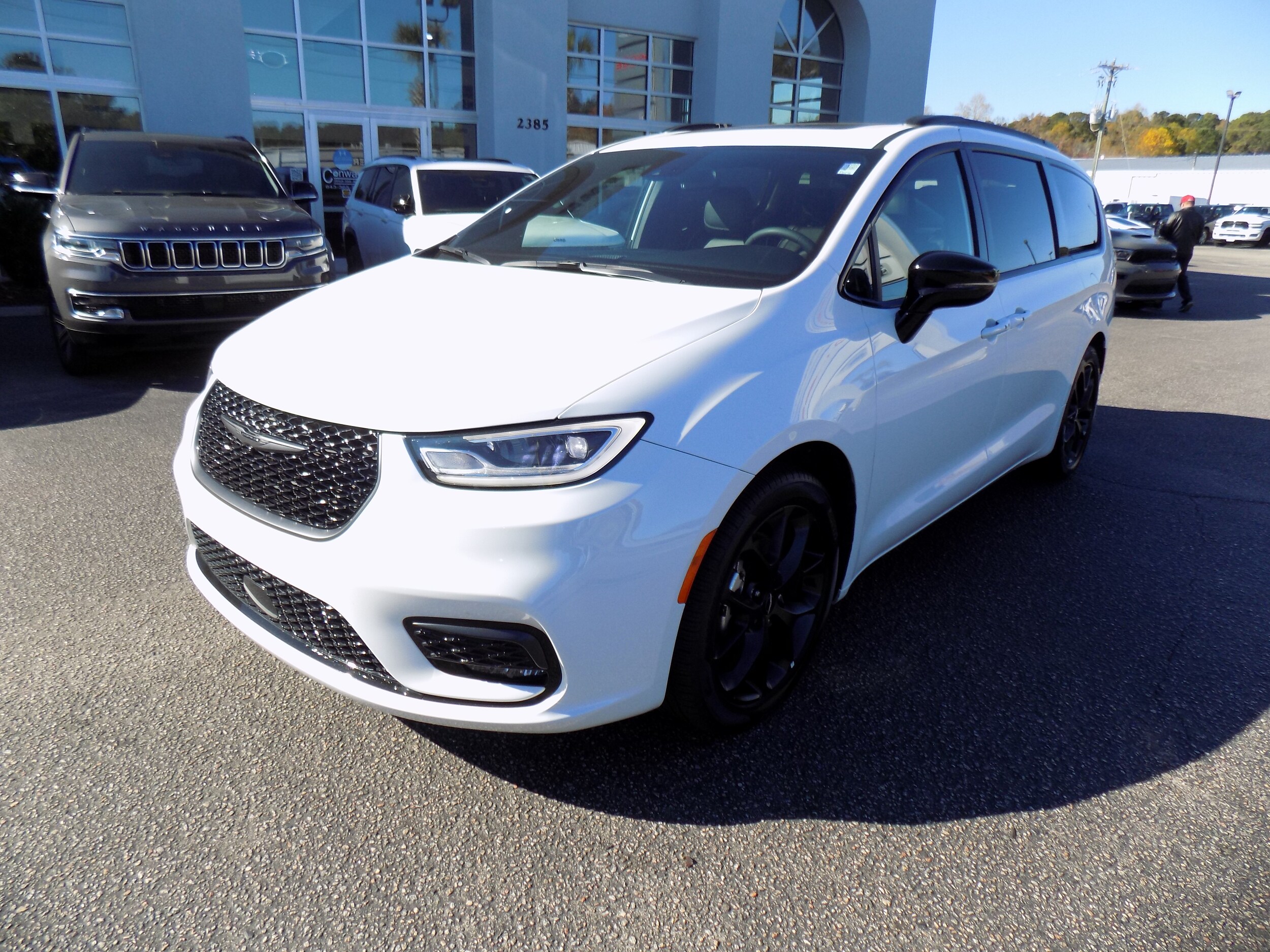 2025 Chrysler Pacifica Limited photo 3