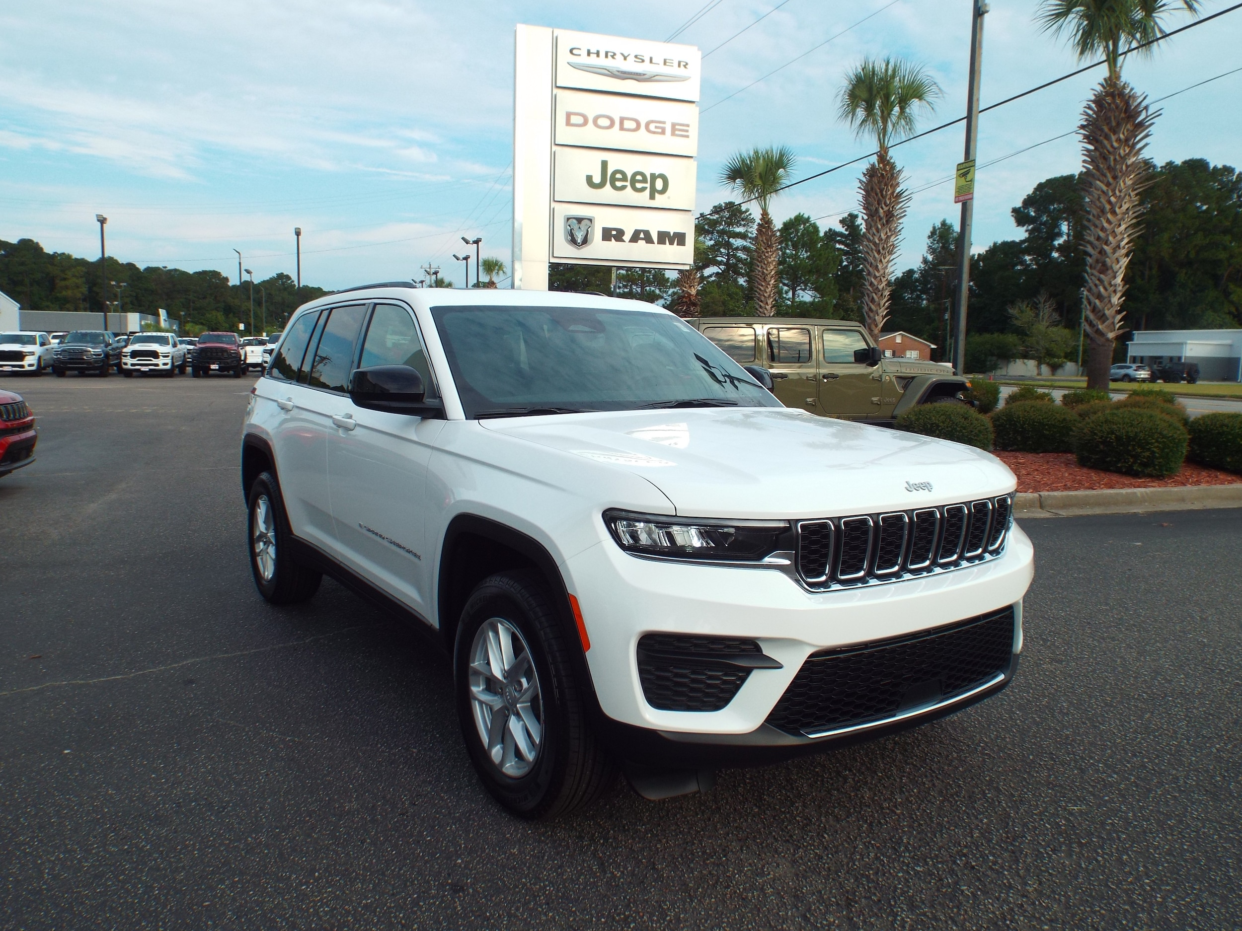 2025 Jeep Grand Cherokee Laredo's photo