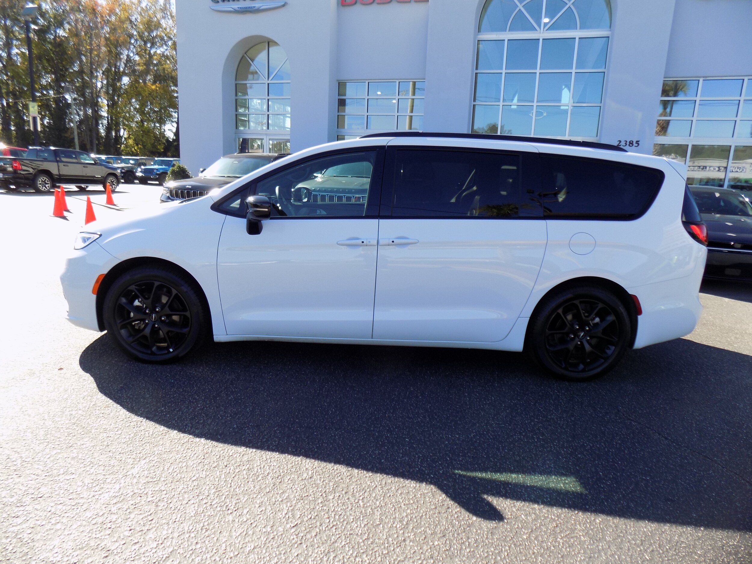 2025 Chrysler Pacifica Limited photo 4