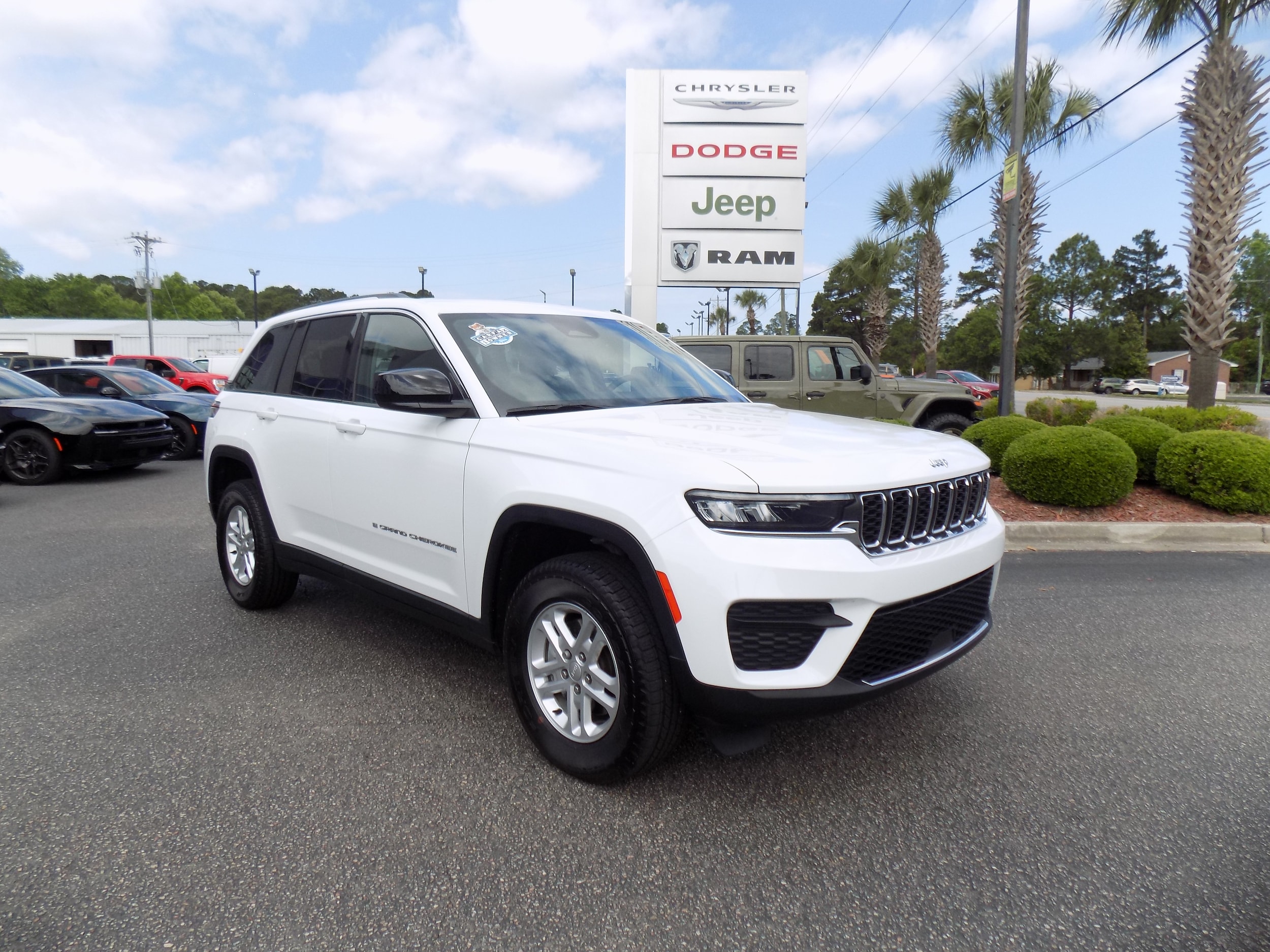 2023 Jeep Grand Cherokee Laredo 4x4's photo