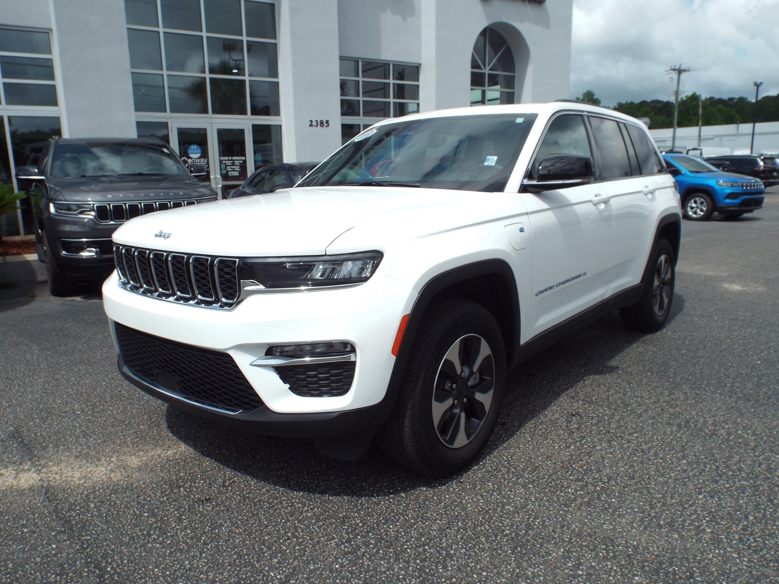 2023 Jeep Cherokee Base photo 2
