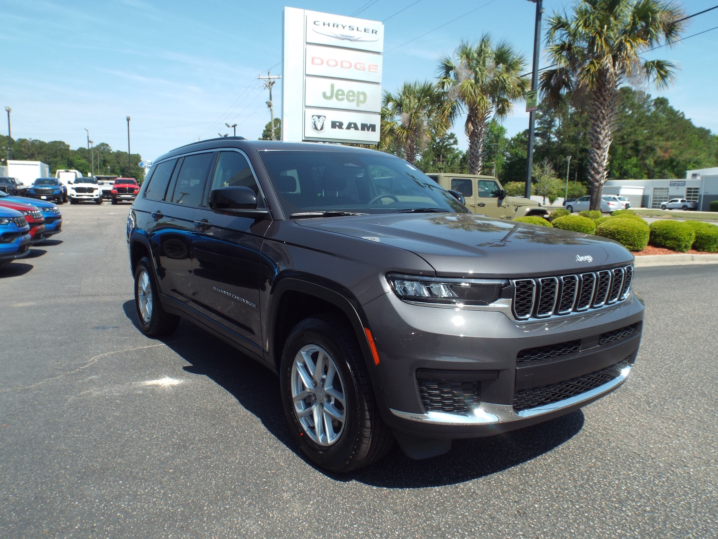 2025 Jeep Grand Cherokee L Laredo's photo