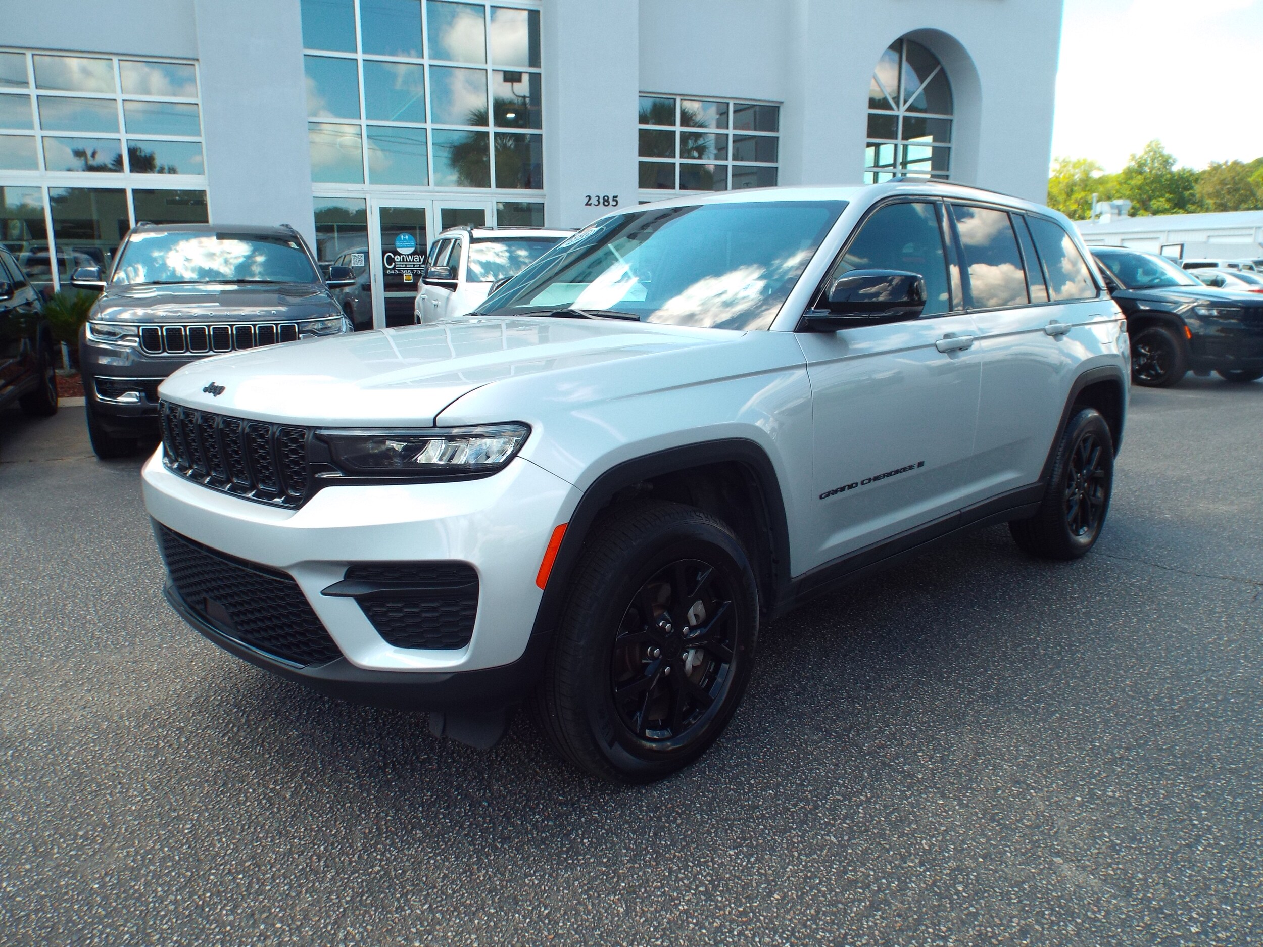 2024 Jeep Grand Cherokee Laredo photo 2