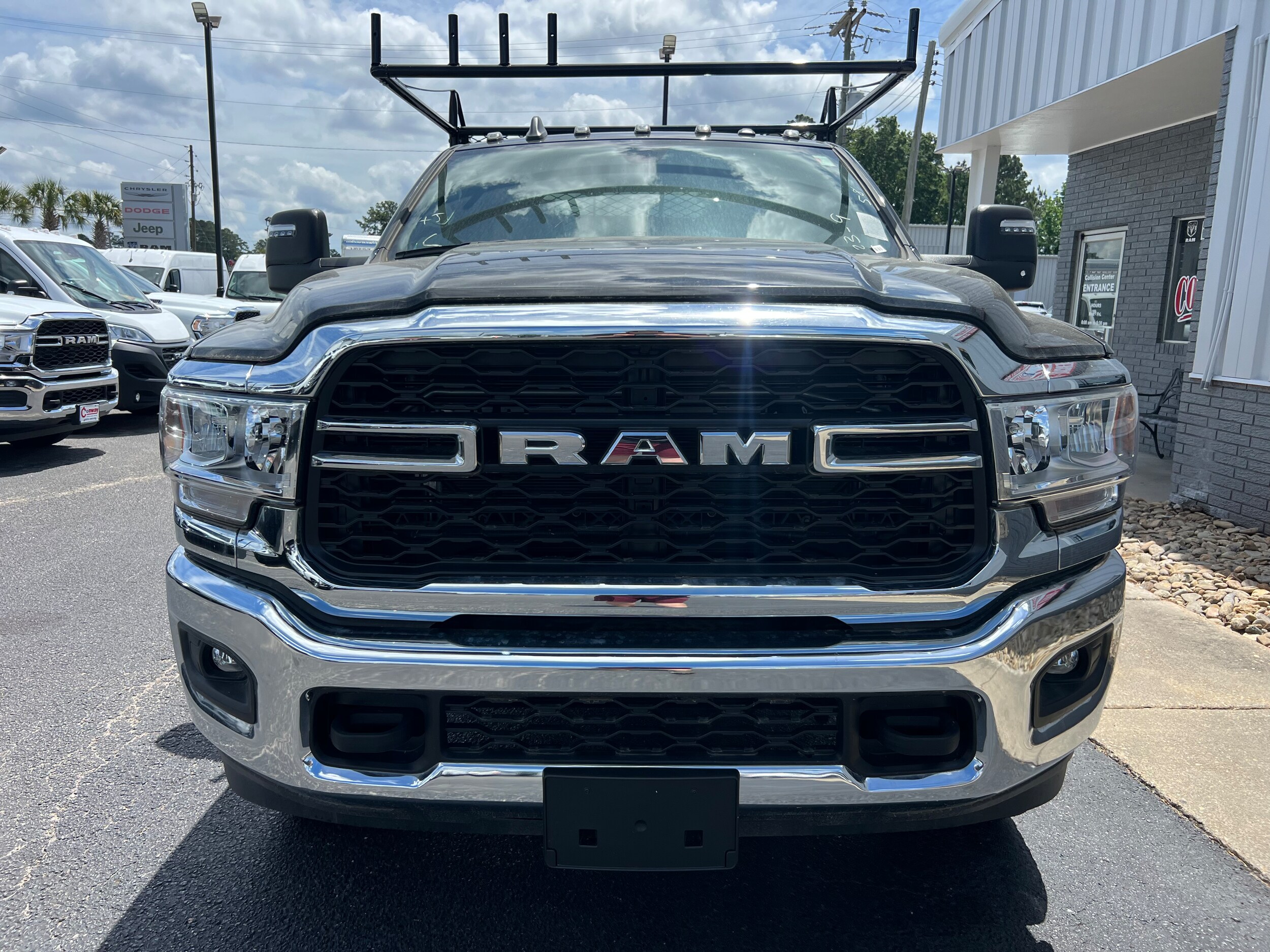 2023 Ram 2500 Tradesman photo 2