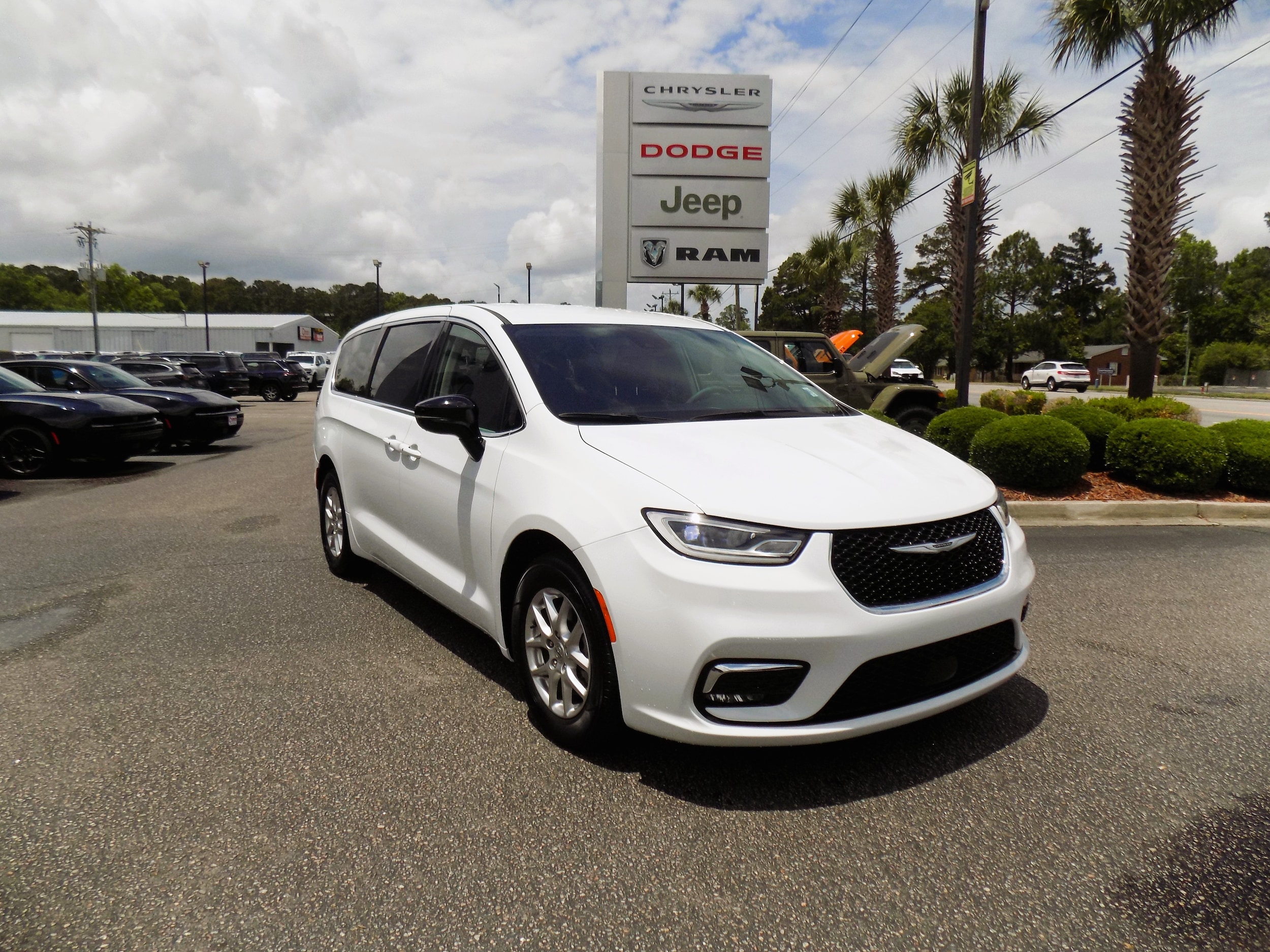 2024 Chrysler Pacifica Touring L's photo