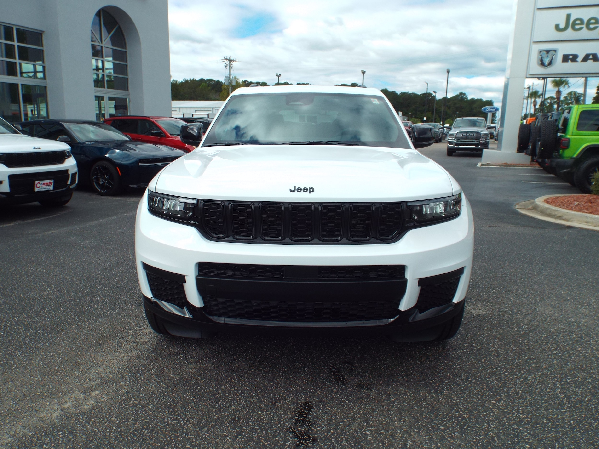 2025 Jeep Grand Cherokee Laredo Sport photo 2