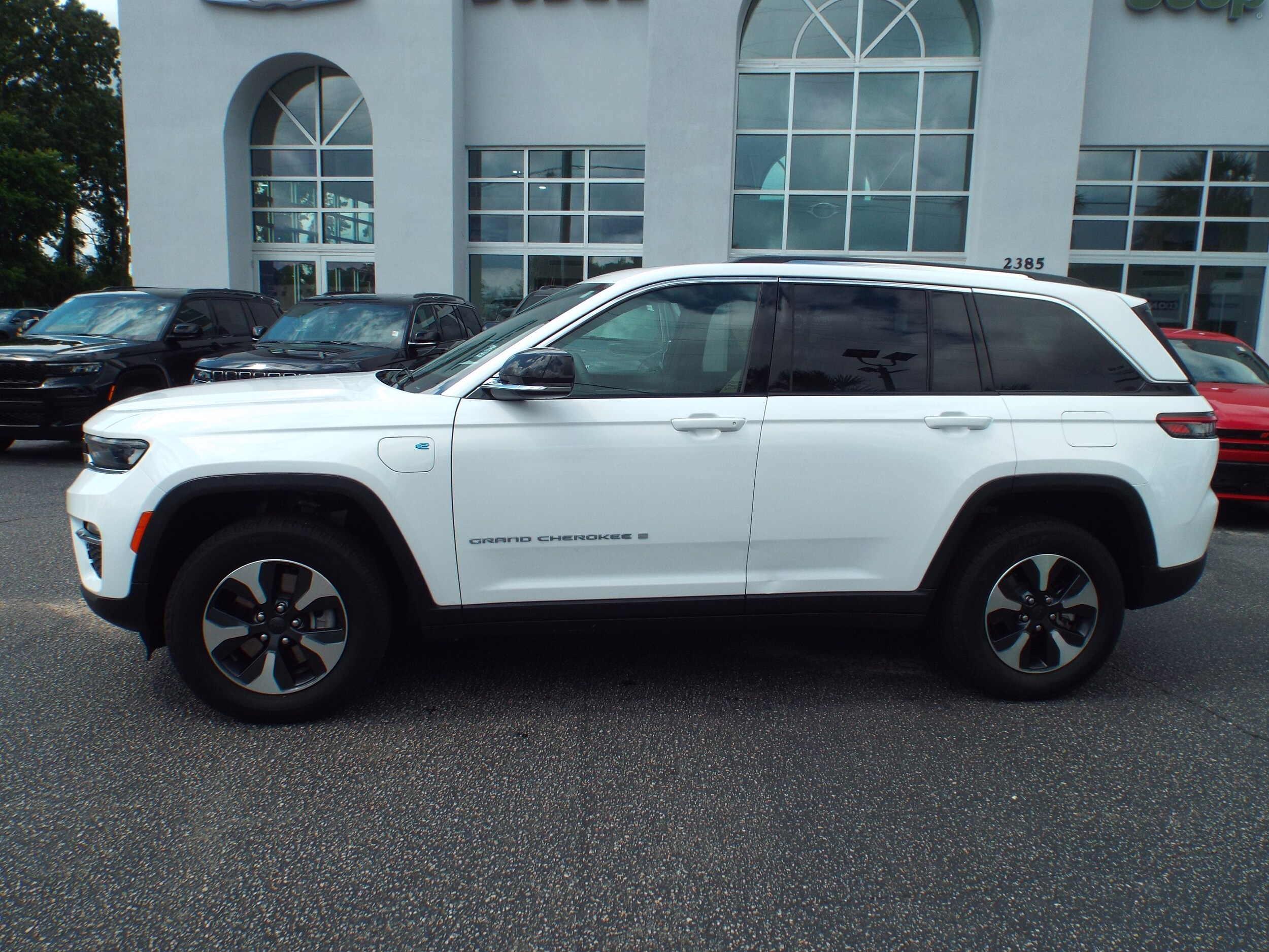 2023 Jeep Cherokee Base photo 3