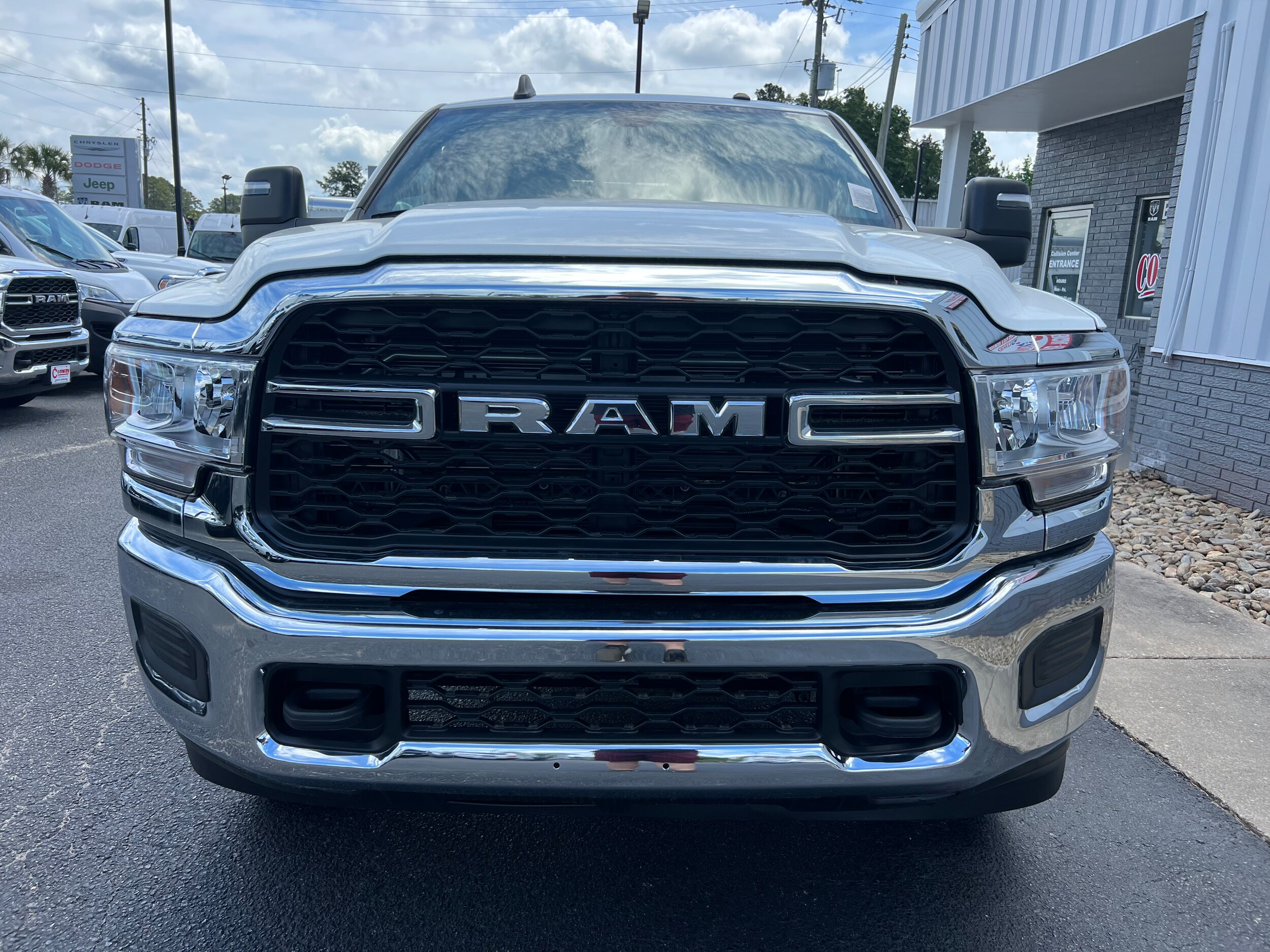 2023 Ram 2500 Tradesman photo 2