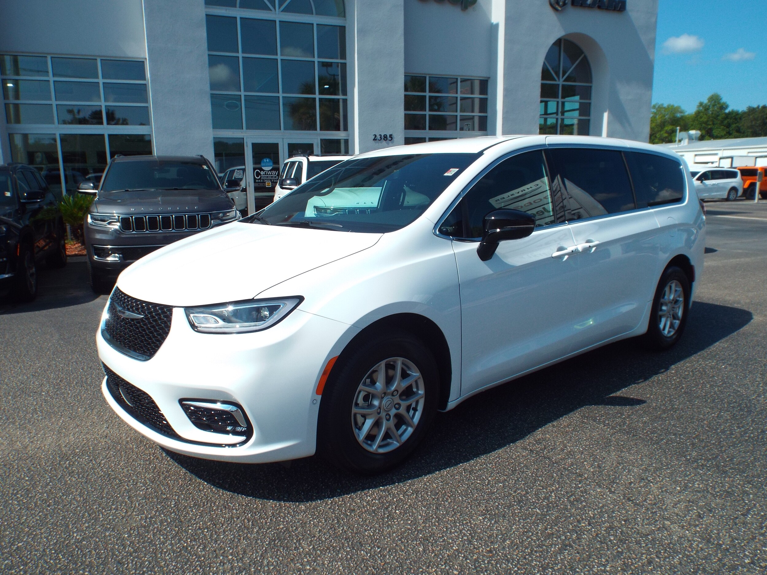 2026 Chrysler Pacifica photo 3