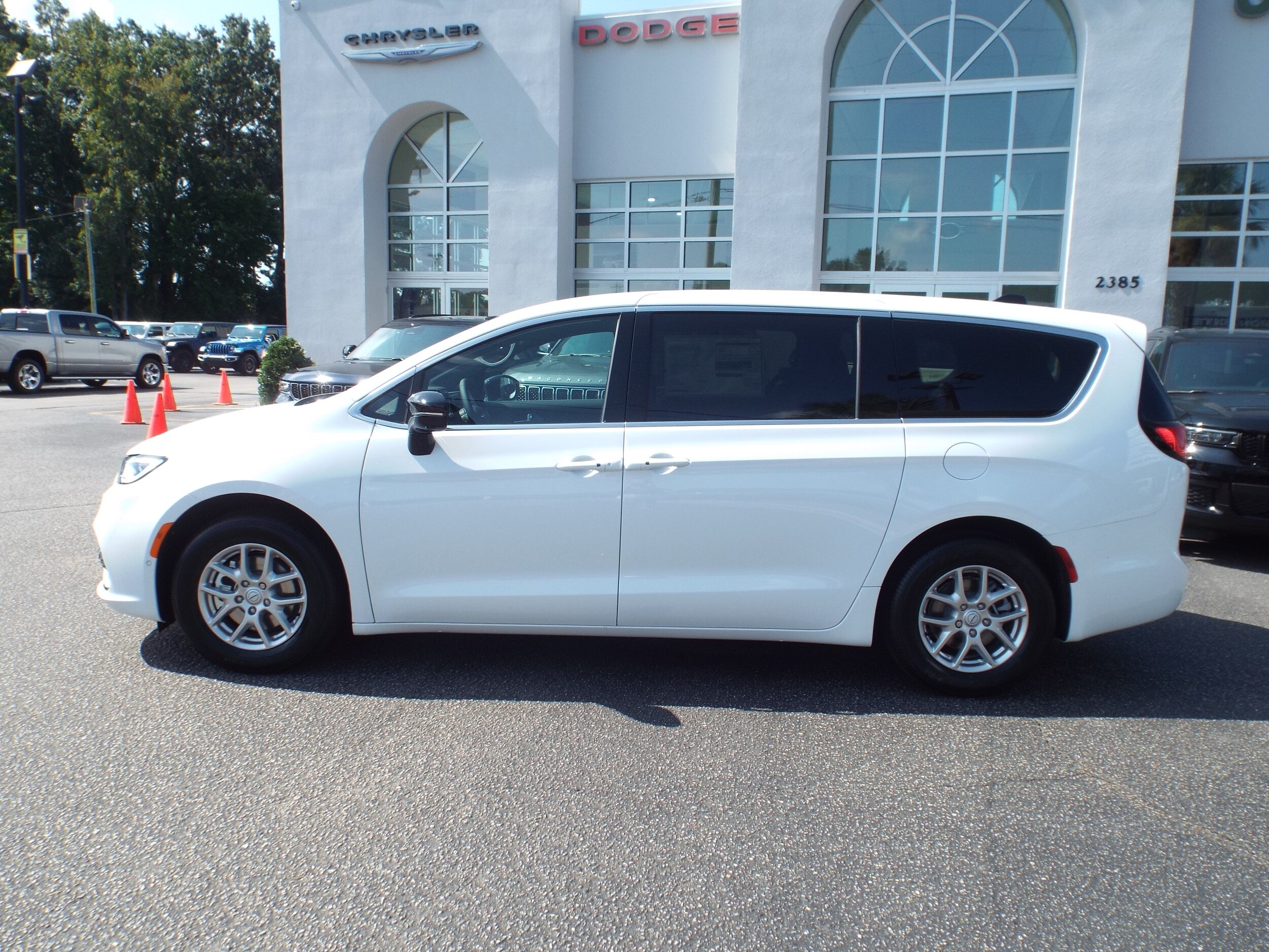 2026 Chrysler Pacifica photo 4