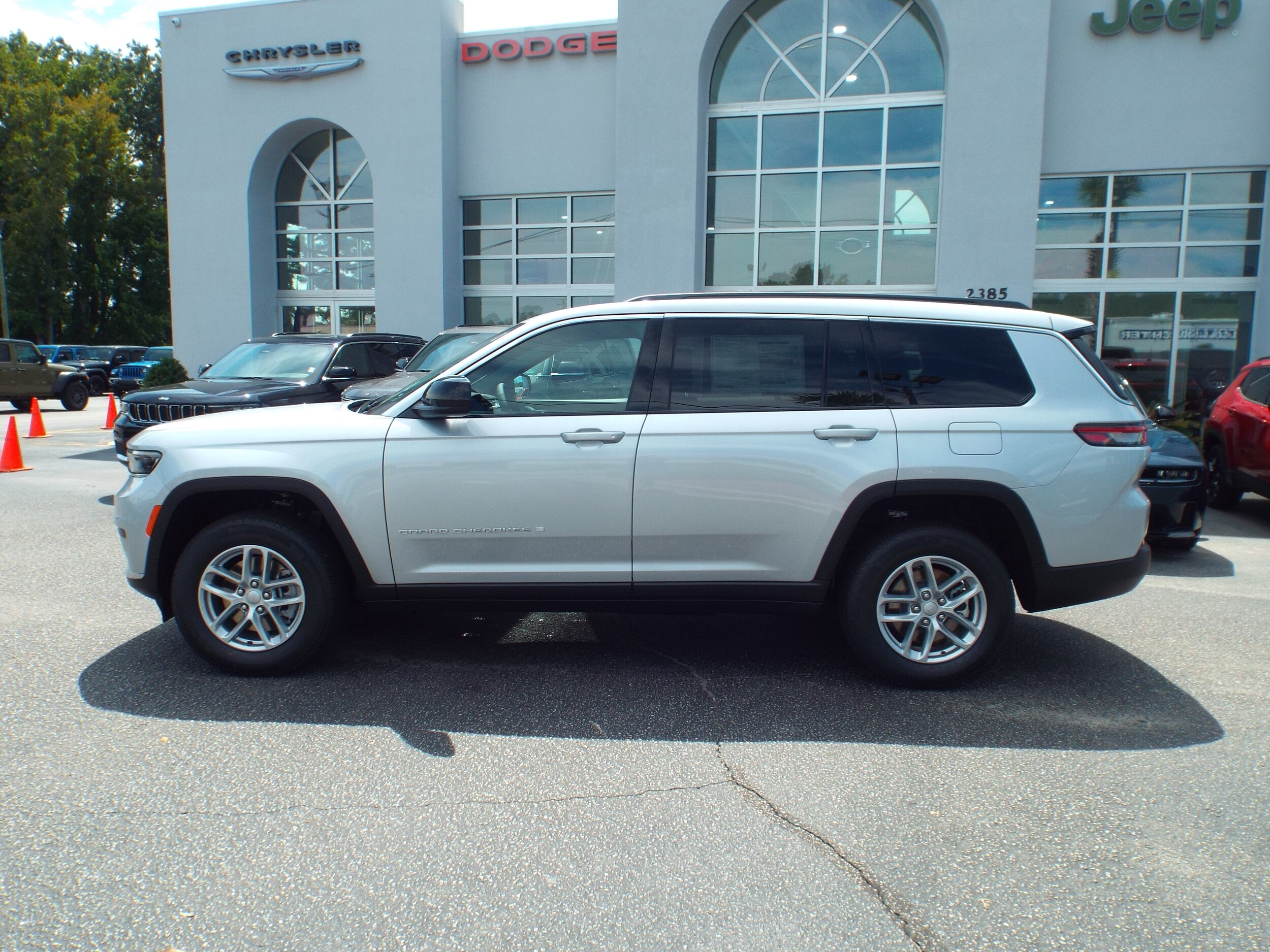 2025 Jeep Grand Cherokee Laredo photo 2