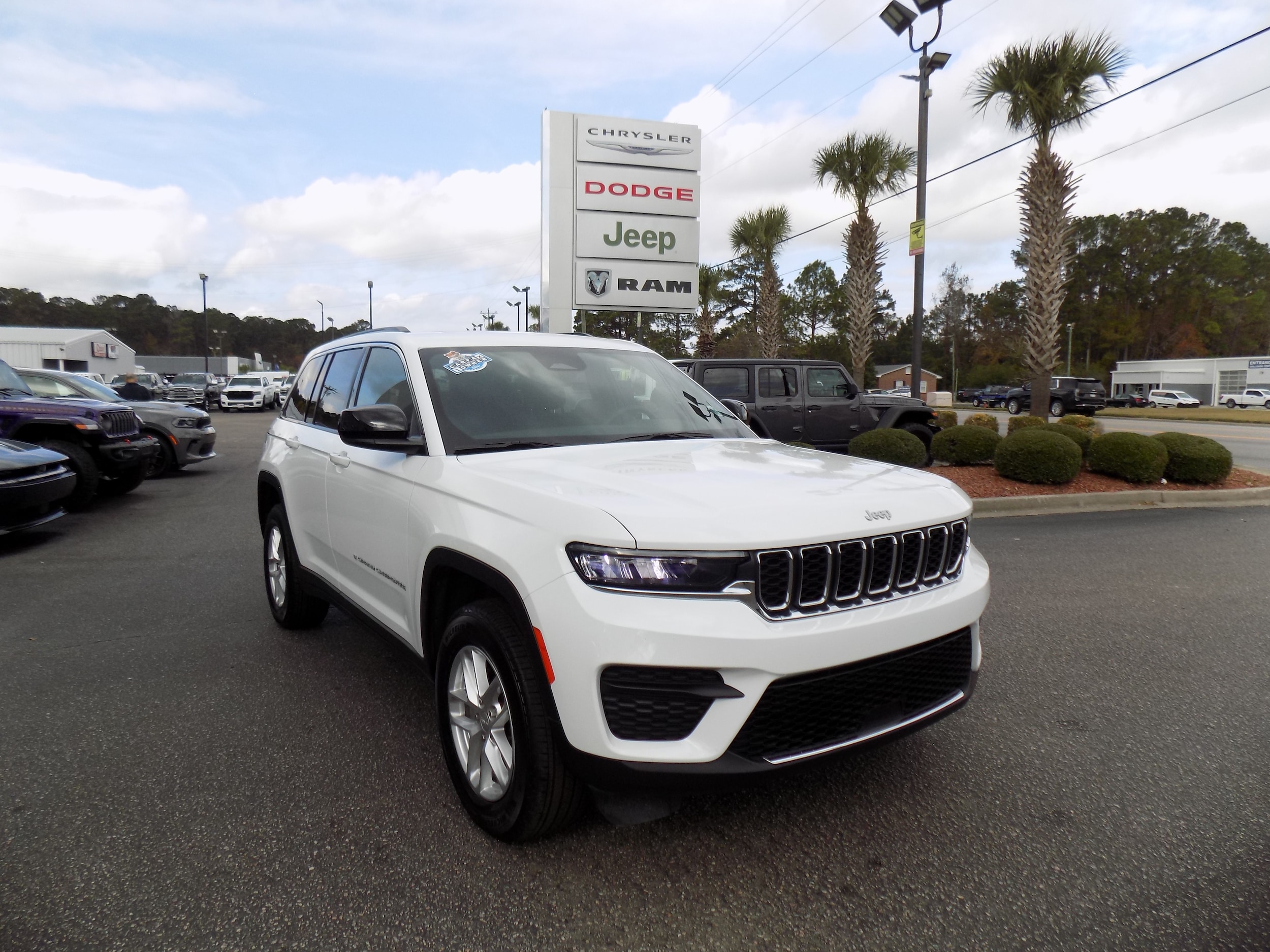 2024 Jeep Grand Cherokee Laredo's photo