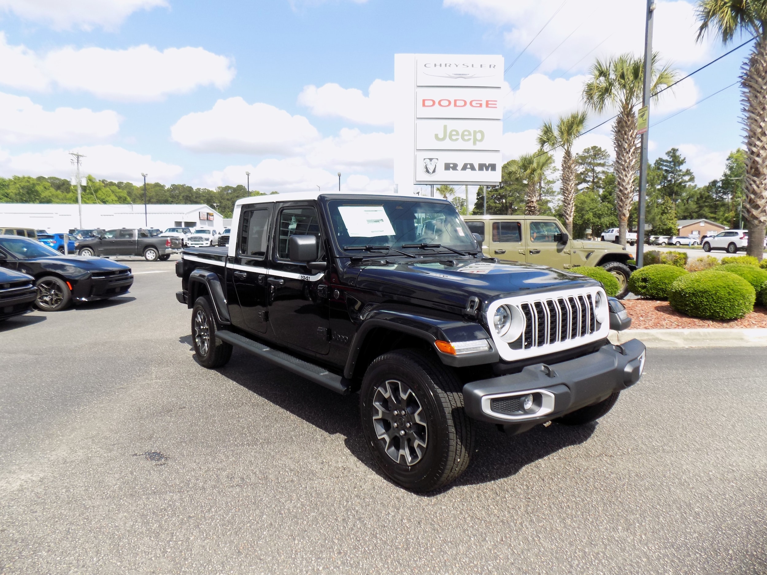 2026 Jeep Gladiator Sahara Auto's photo