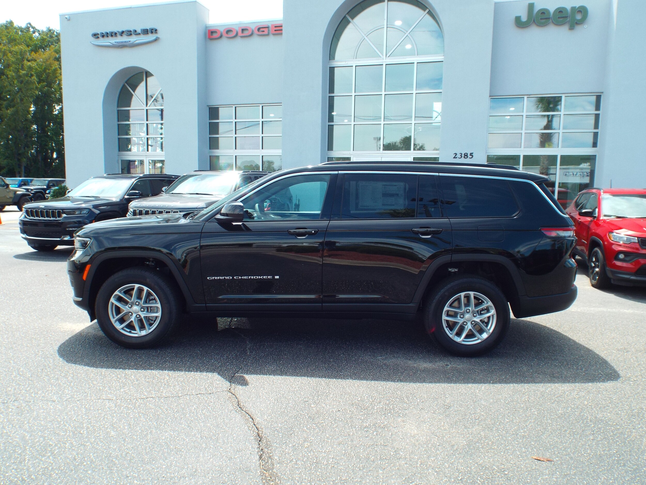 2025 Jeep Grand Cherokee Laredo photo 2