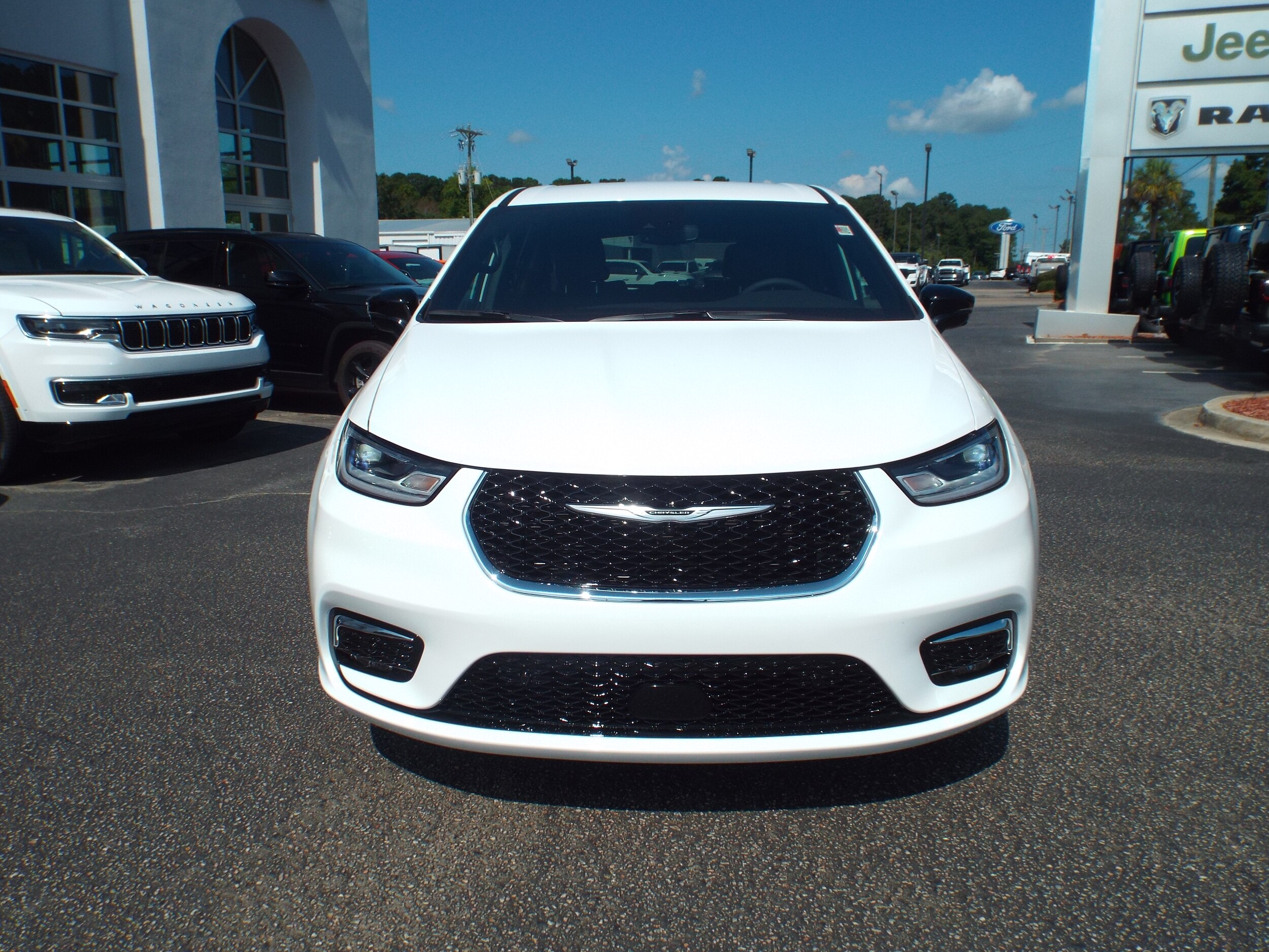 2026 Chrysler Pacifica photo 2