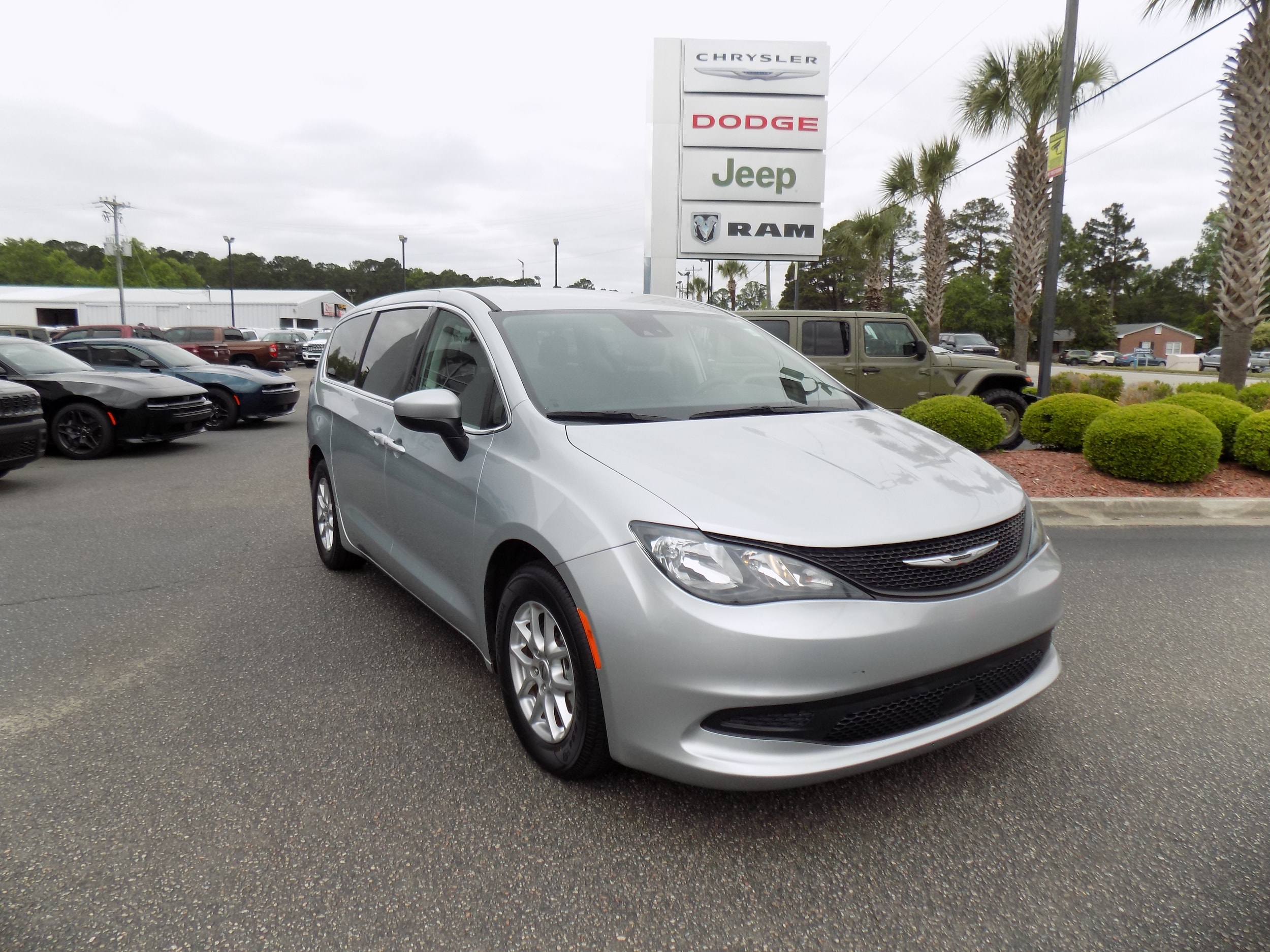 2023 Chrysler Voyager LX's photo