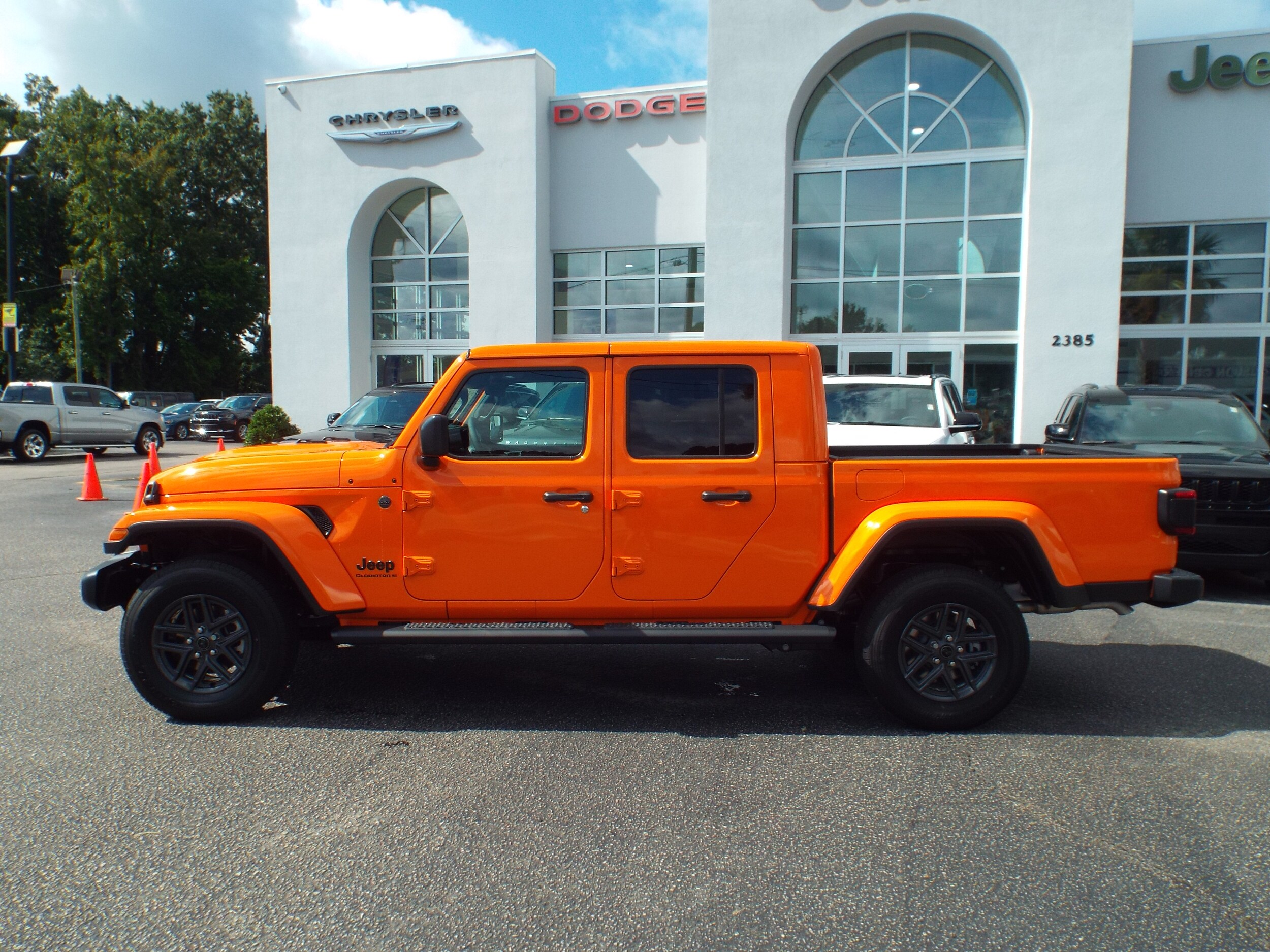 2025 Jeep Gladiator Sport S photo 2