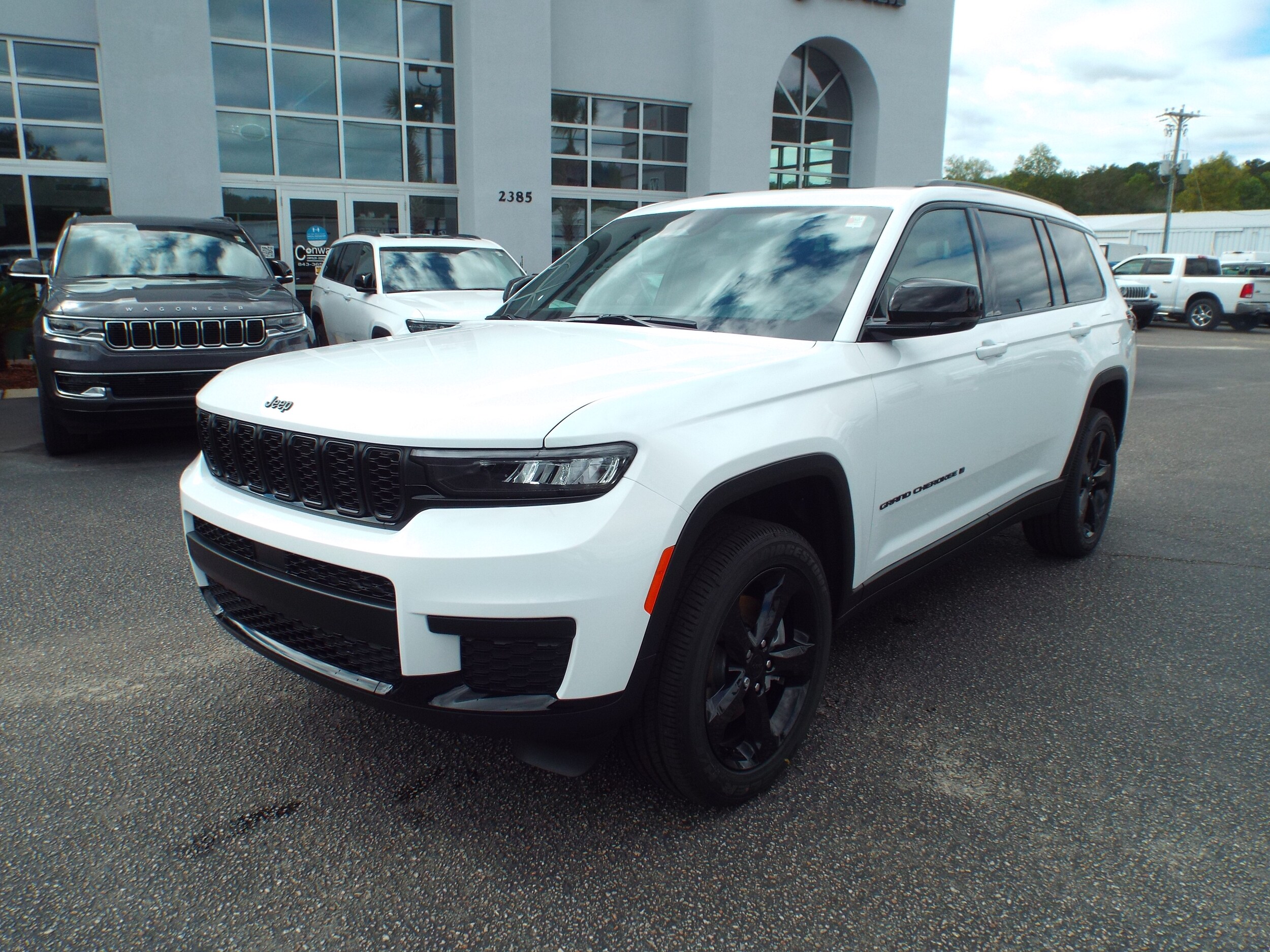 2025 Jeep Grand Cherokee Laredo Sport photo 3