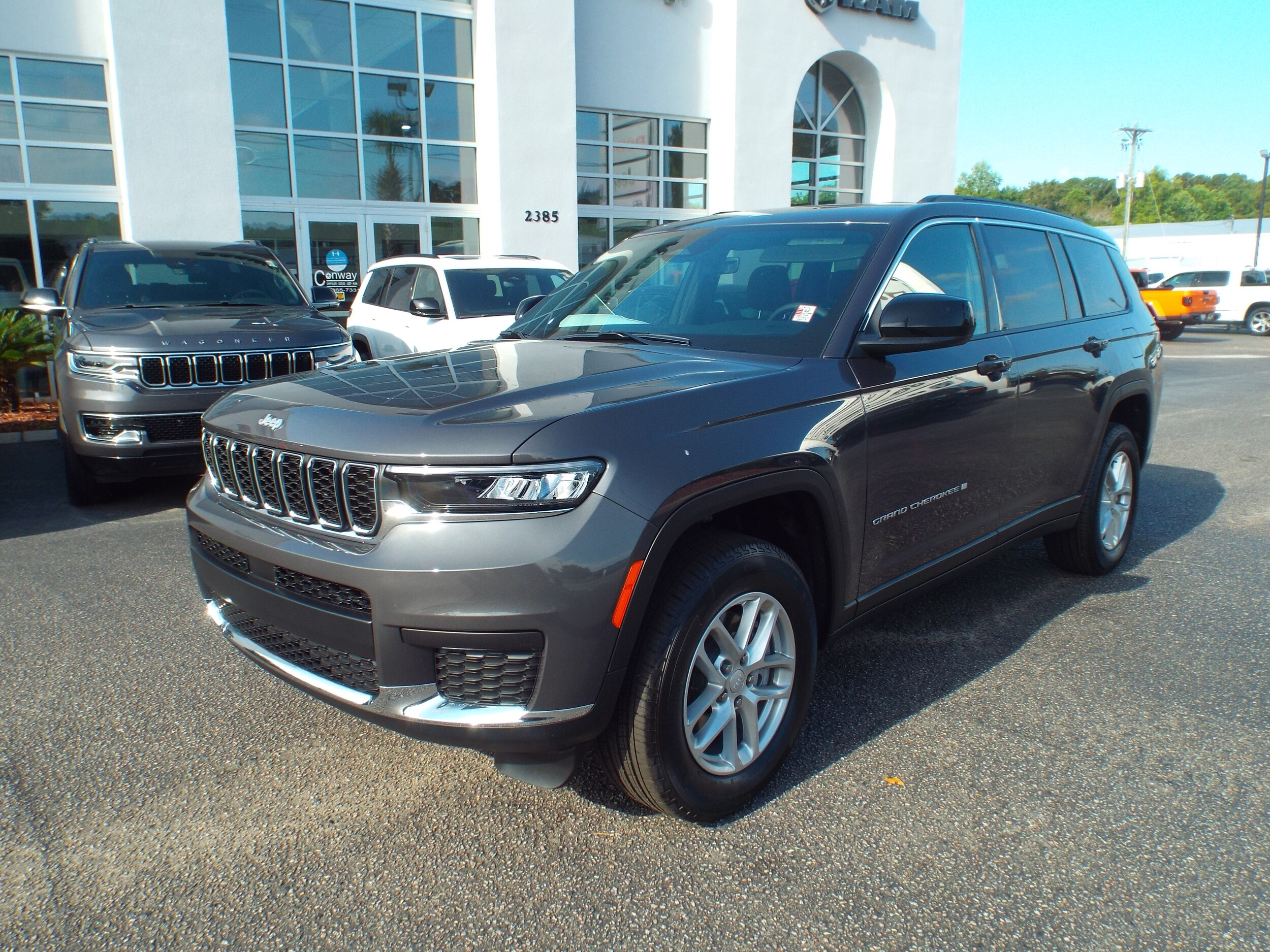 2025 Jeep Grand Cherokee Laredo photo 2