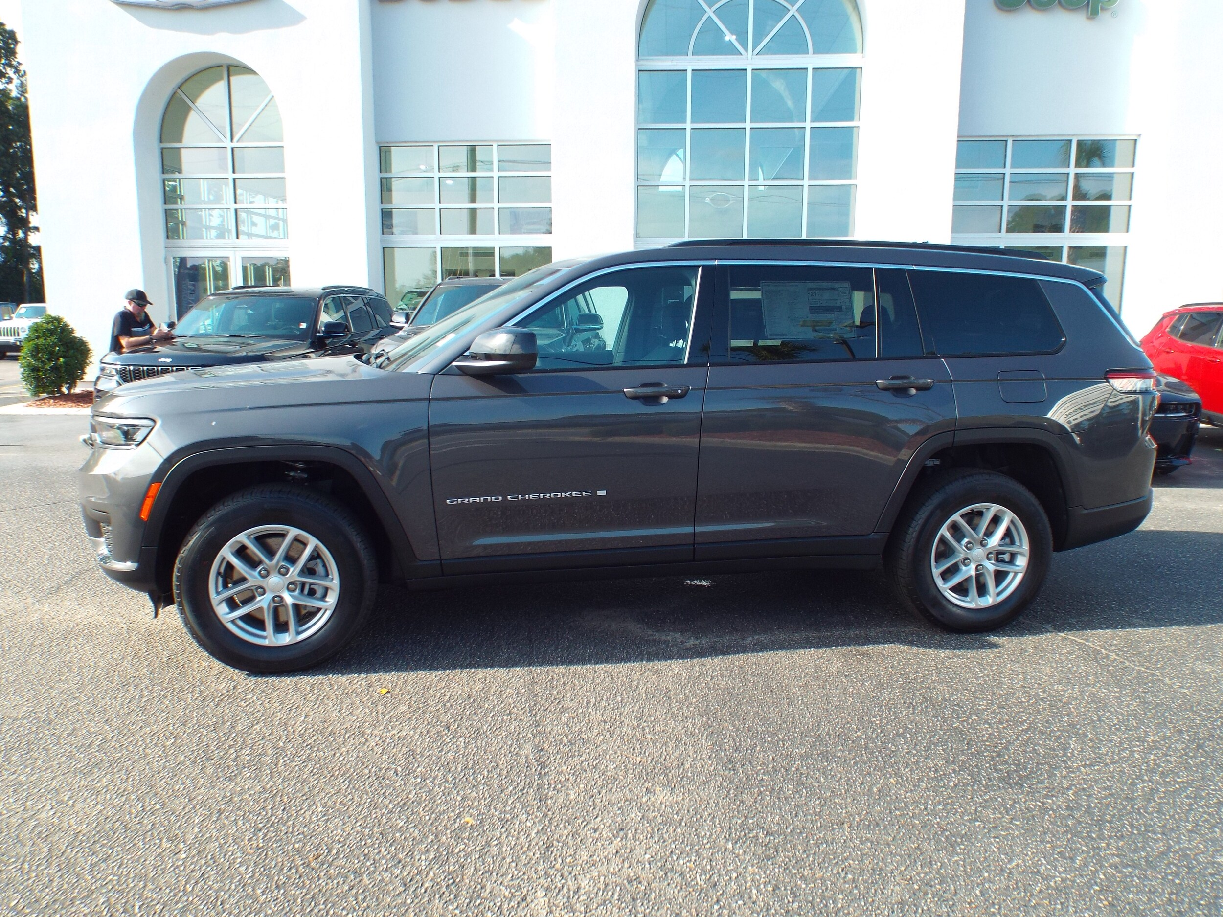 2025 Jeep Grand Cherokee Laredo photo 3