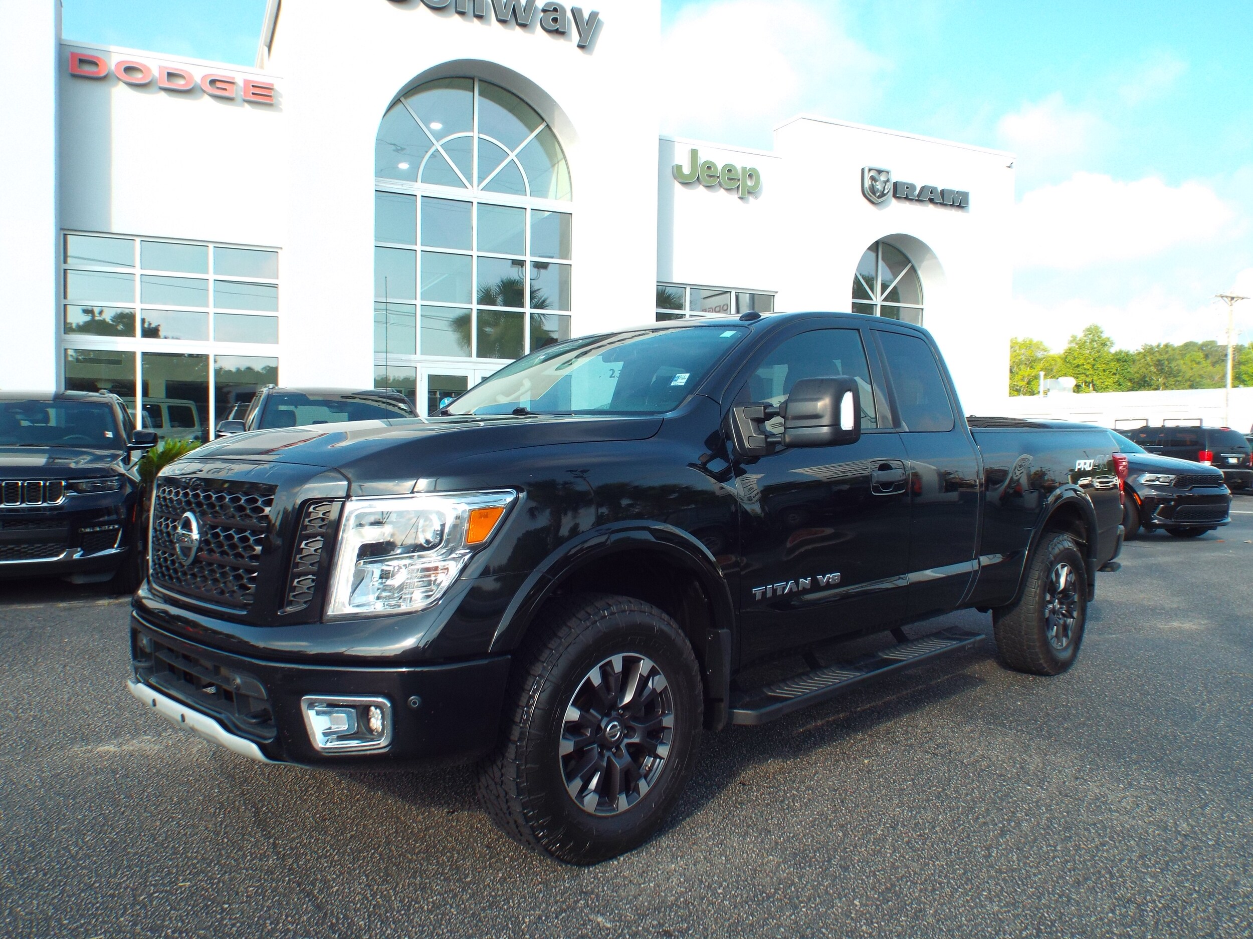 2018 Nissan Titan King Cab photo 2