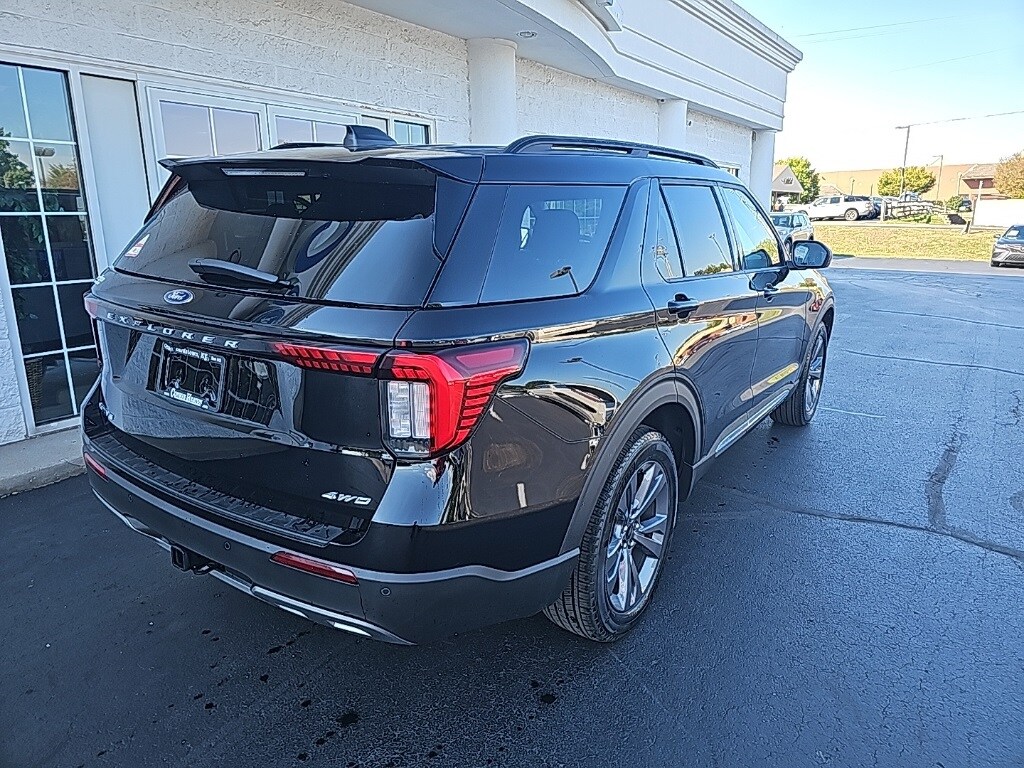 2025 Ford Explorer photo 4