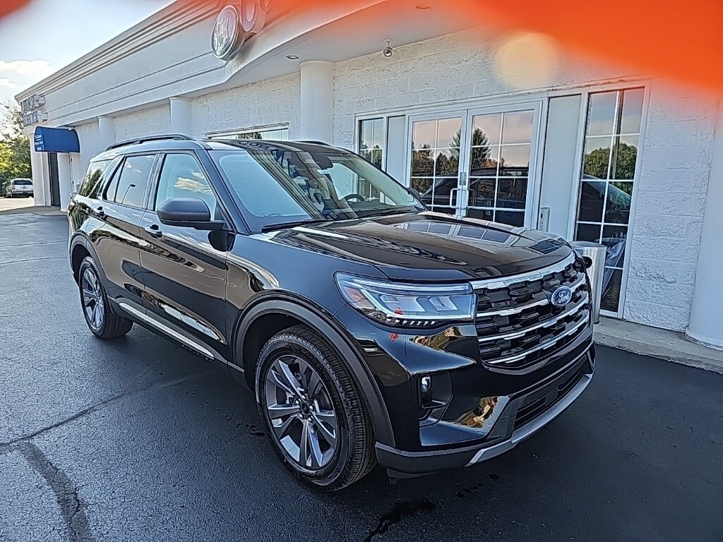 2025 Ford Explorer photo 2