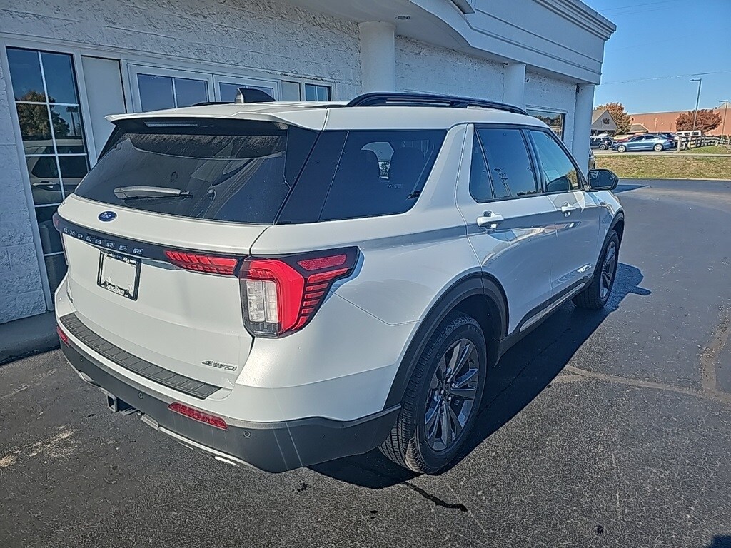 2025 Ford Explorer photo 2