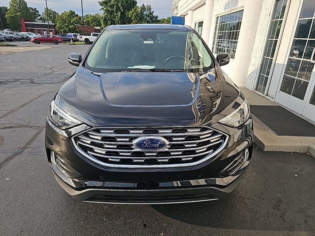 2024 Ford Edge Titanium photo 2