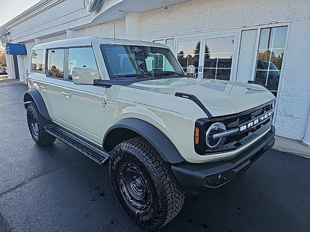 2025 Ford Bronco Outer Banks photo 2