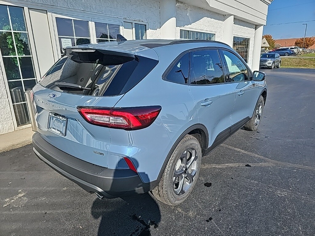 2026 Ford Escape Hybrid ST-Line Select photo 2