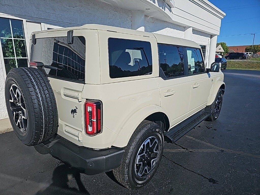 2025 Ford Bronco Outer Banks photo 3