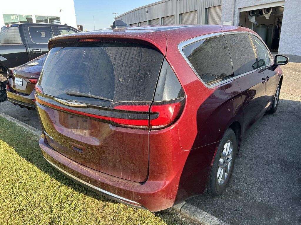 Used 2023 Chrysler Pacifica Touring L Minivan/Van