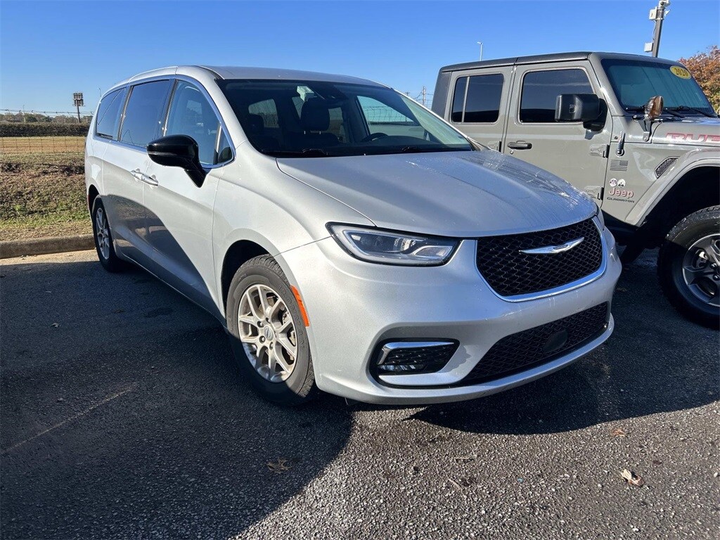 Used 2024 Chrysler Pacifica Touring L Minivan/Van