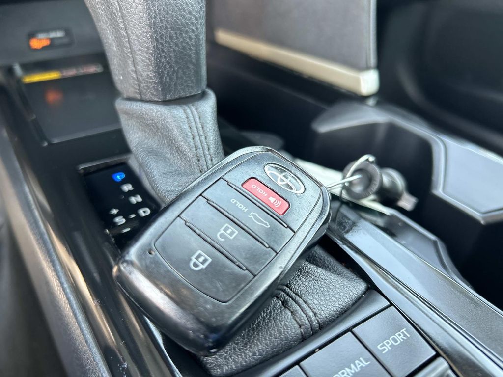 2025 Toyota Camry LE - Photo 33