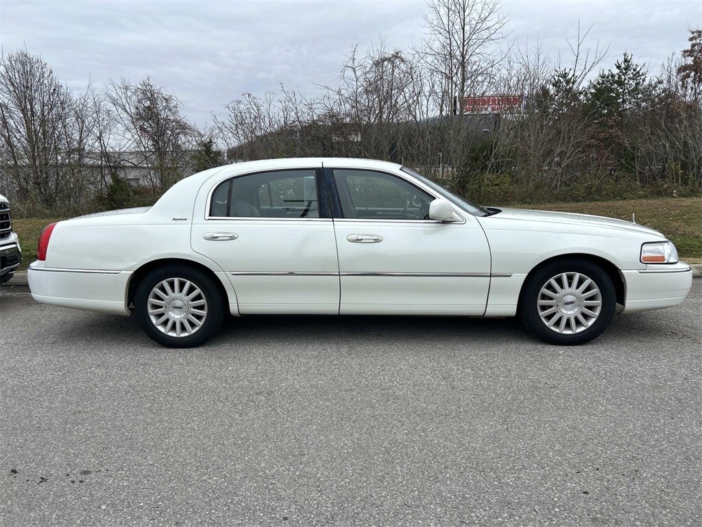 Used 2003 Lincoln Town Car Signature Sedan